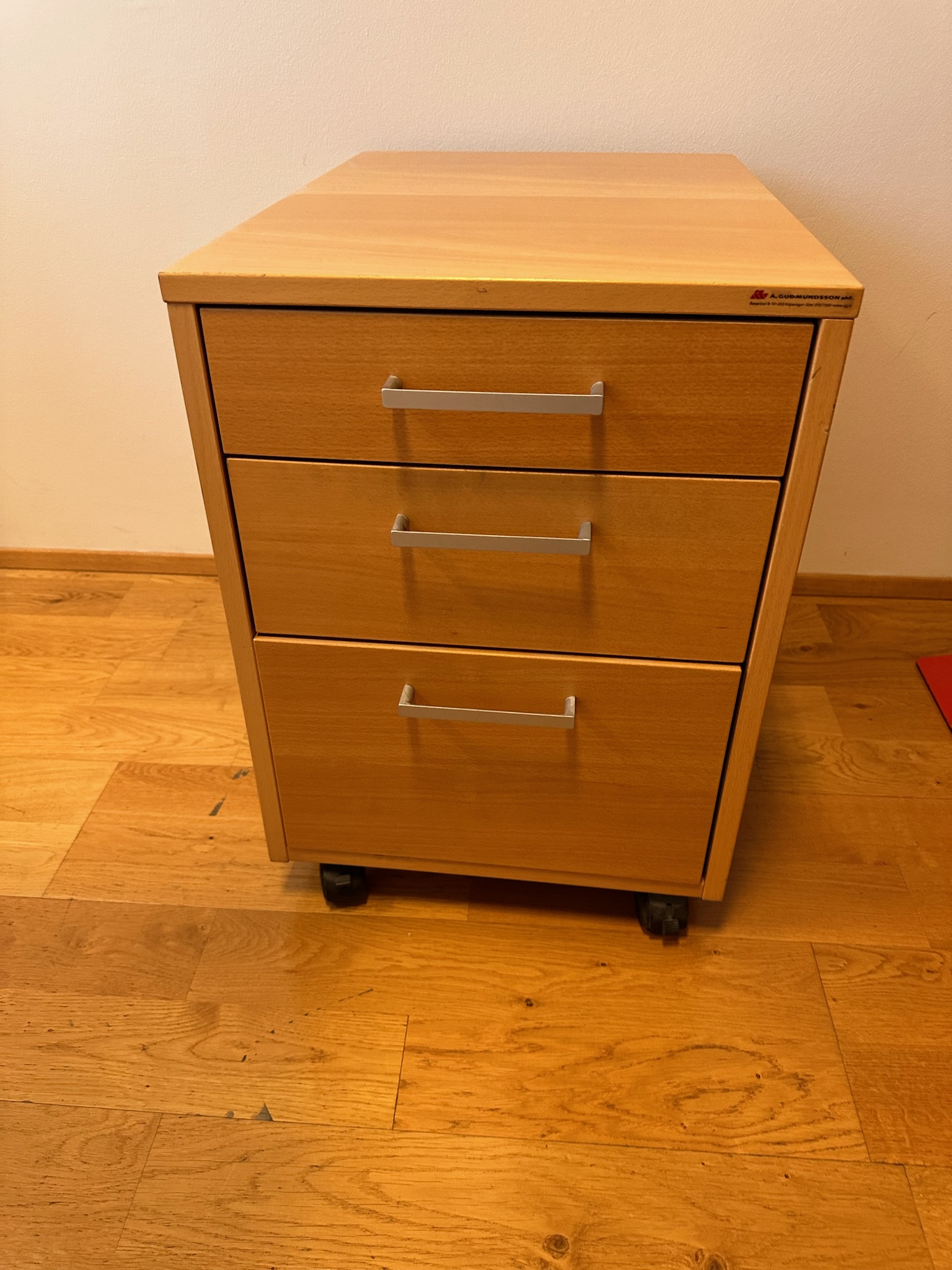 SELT / SOLD Skrifstofukálfur frá Á. Guðmundsson, beyki 3