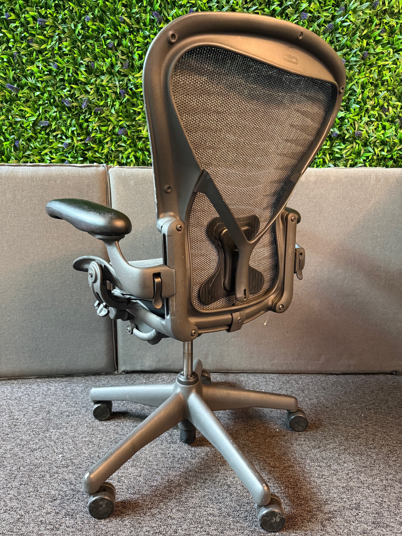 SELT / SOLD - Herman Miller Aeron með séráklæði, B stærð 6