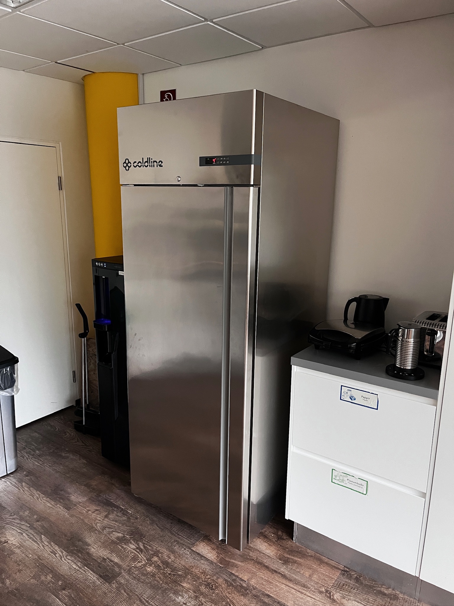 SELT / SOLD Coldline kæliskápur, 601L, H209 x B74 x D82 sm. 3