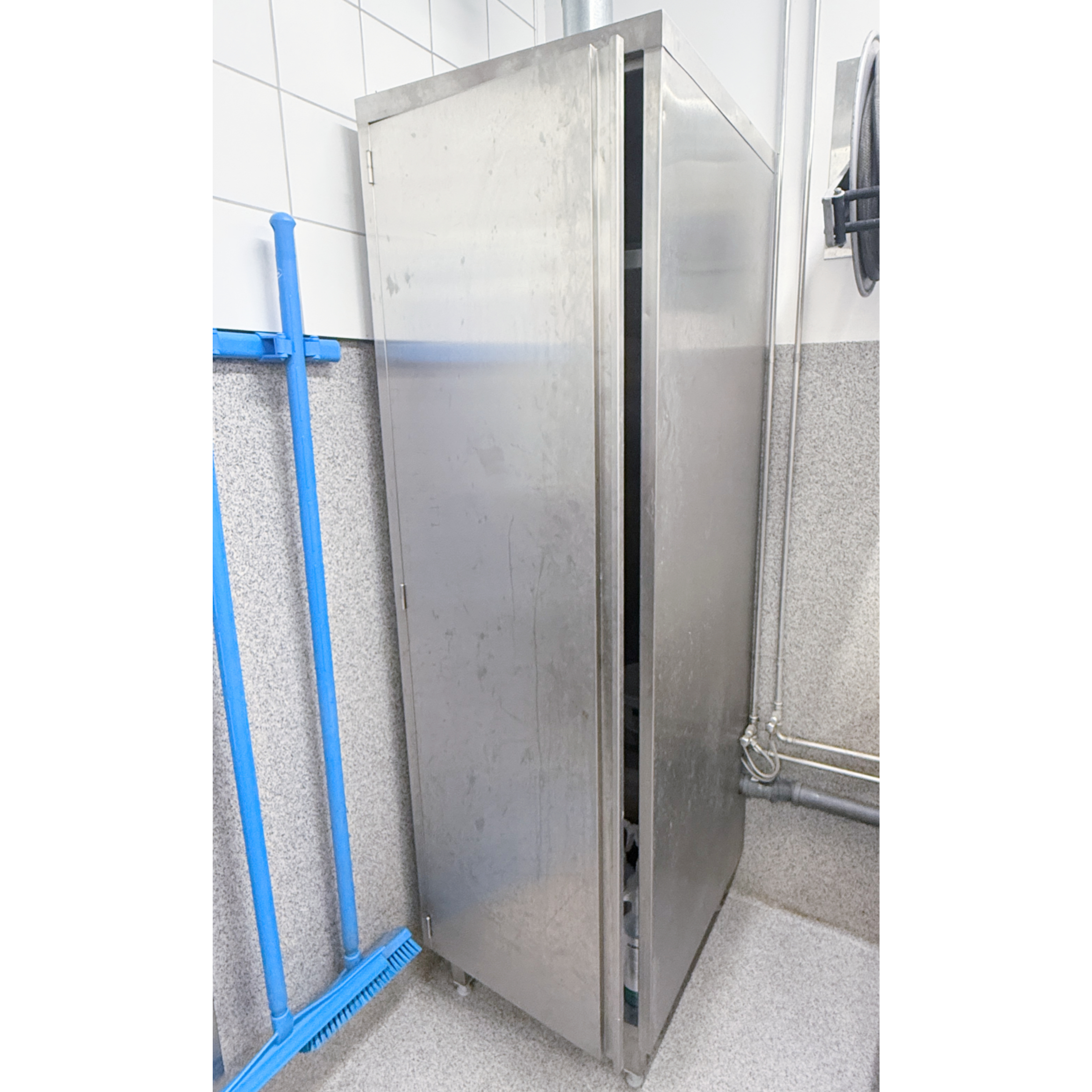 SELT / SOLD Ryðfrír ræstiskápur, H200xB60xD70sm.