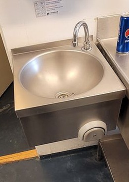 SELT / SOLD - Stálvaskur með blöndunartæki 5
