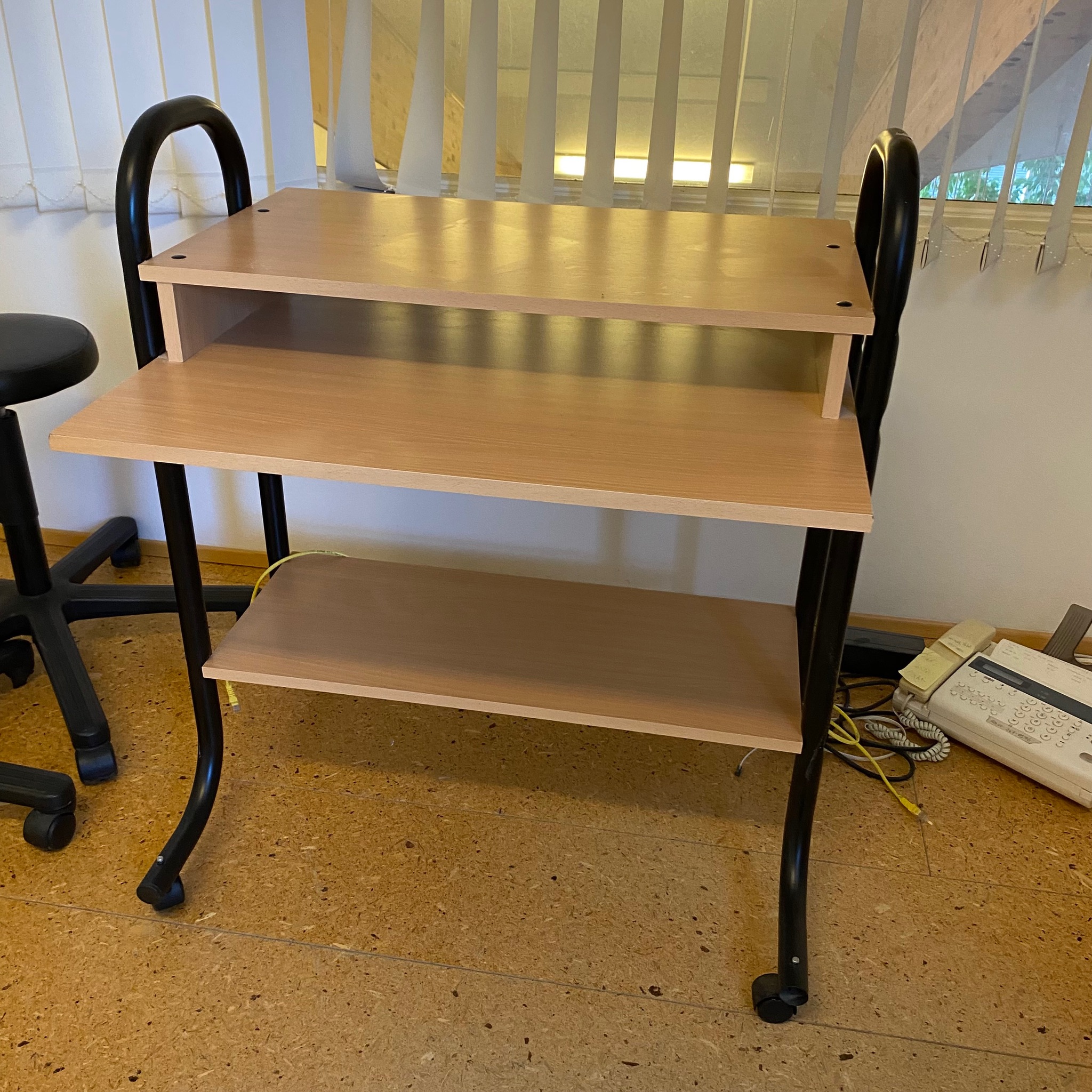 SELT / SOLD Tölvuborð á hjólum, B73 x D50 x H78 sm.