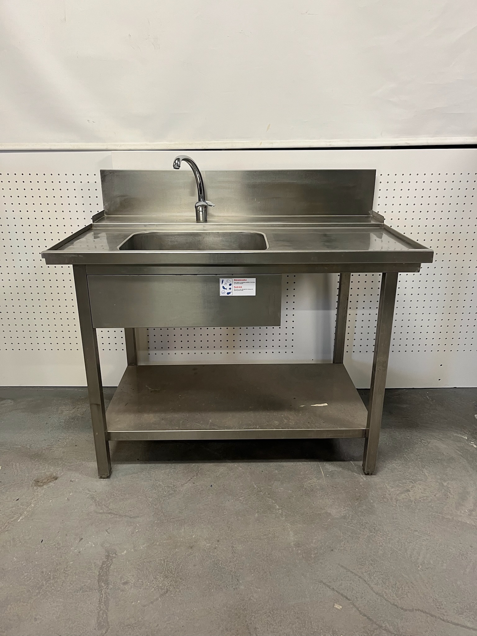 SELT / SOLD Ryðfrítt stálborð með kant og vask, L120xB74xH86sm.