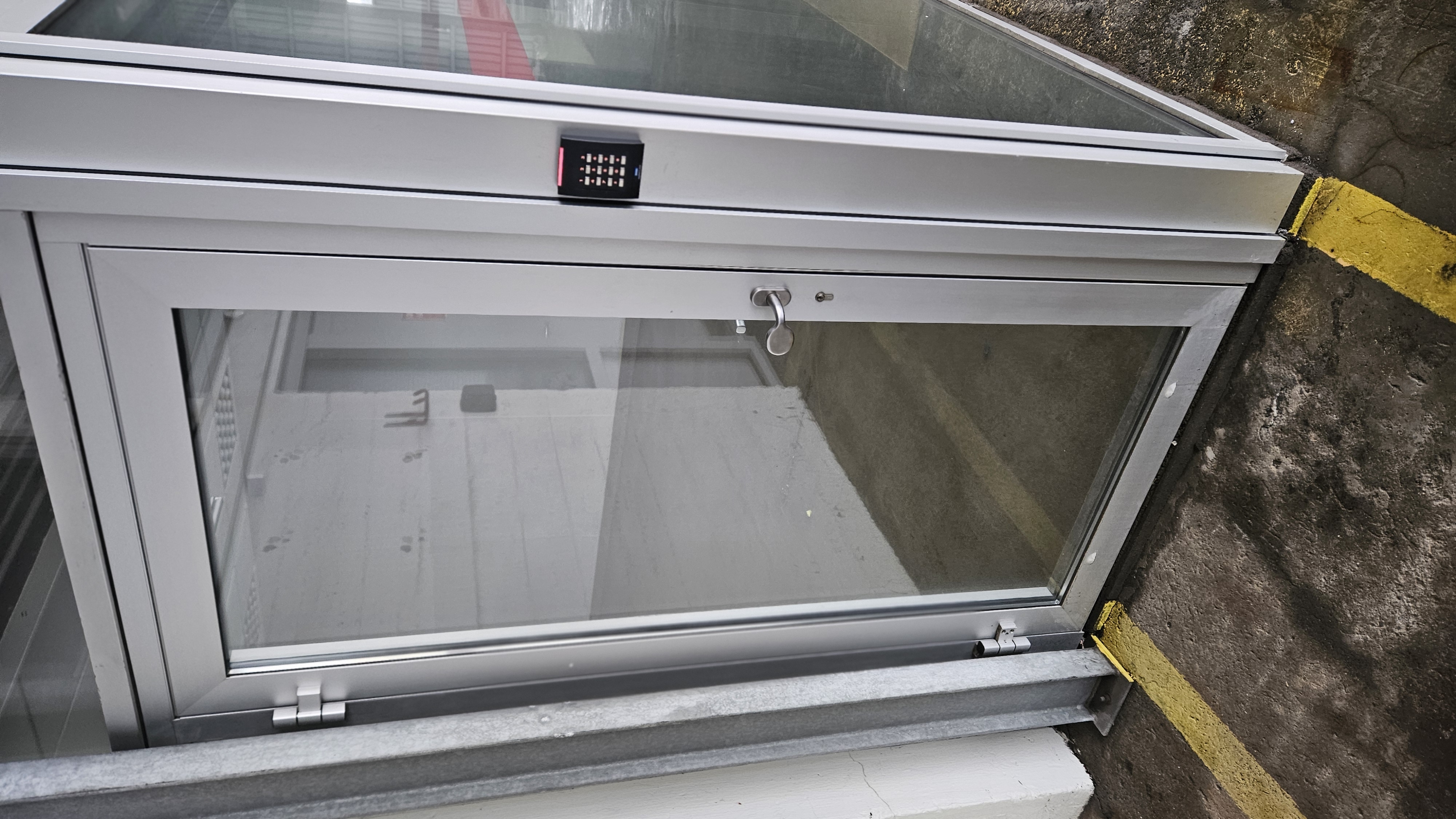 SELT / SOLD - Móttökuhús, anddyri með rafmagnsopnun - B500 x D150 x H230 15
