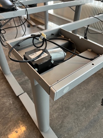 SELT / SOLD Rafmagnsstell, B120 x D73 sm. 2