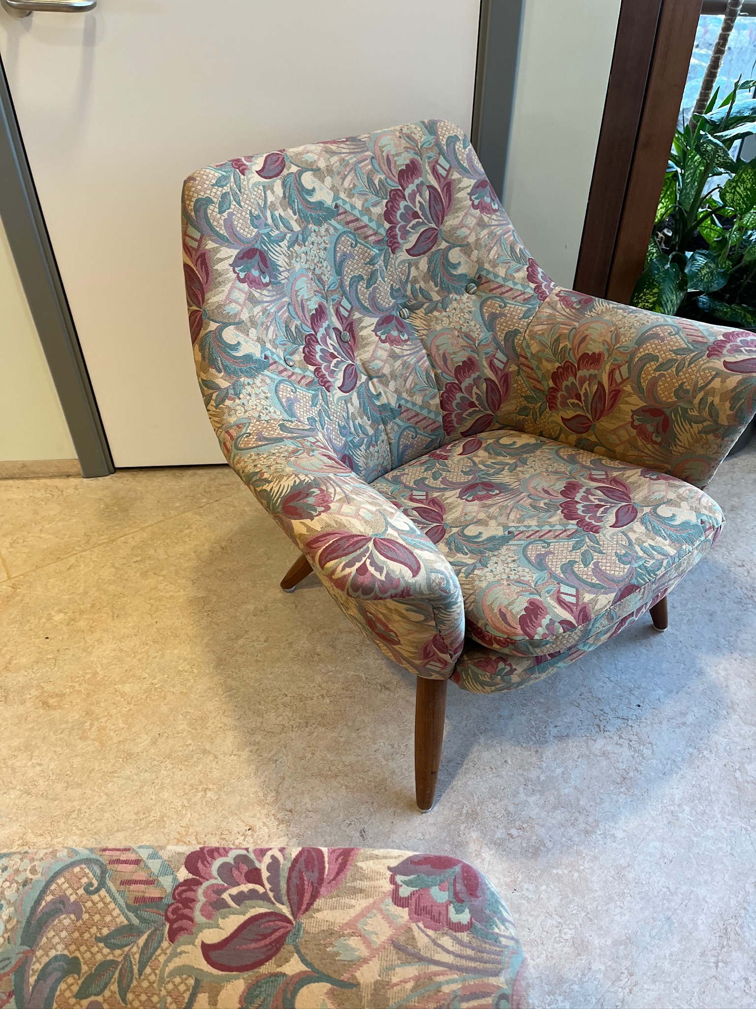 SELT / SOLD Tausófi ásamt 2 armstólum 9