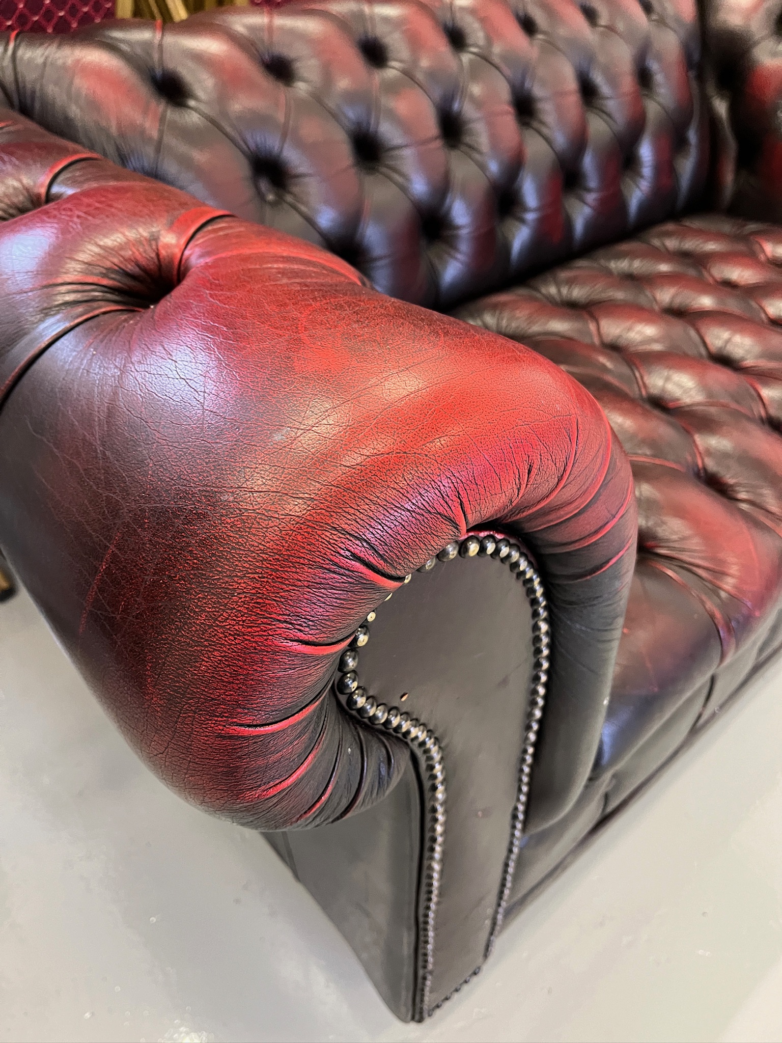 SELT / SOLD - Glæsilegur Chesterfield leðursófi, B150 x D85 sm. 4