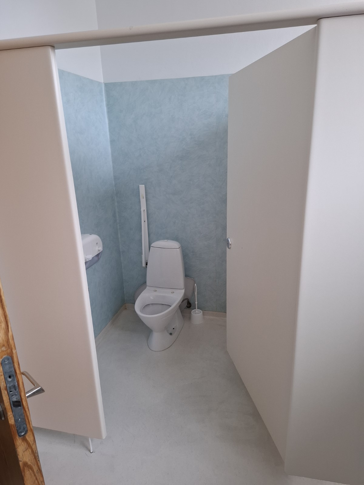 SELT / SOLD Nýleg WC skilrúm fyrir 2 klósett 3