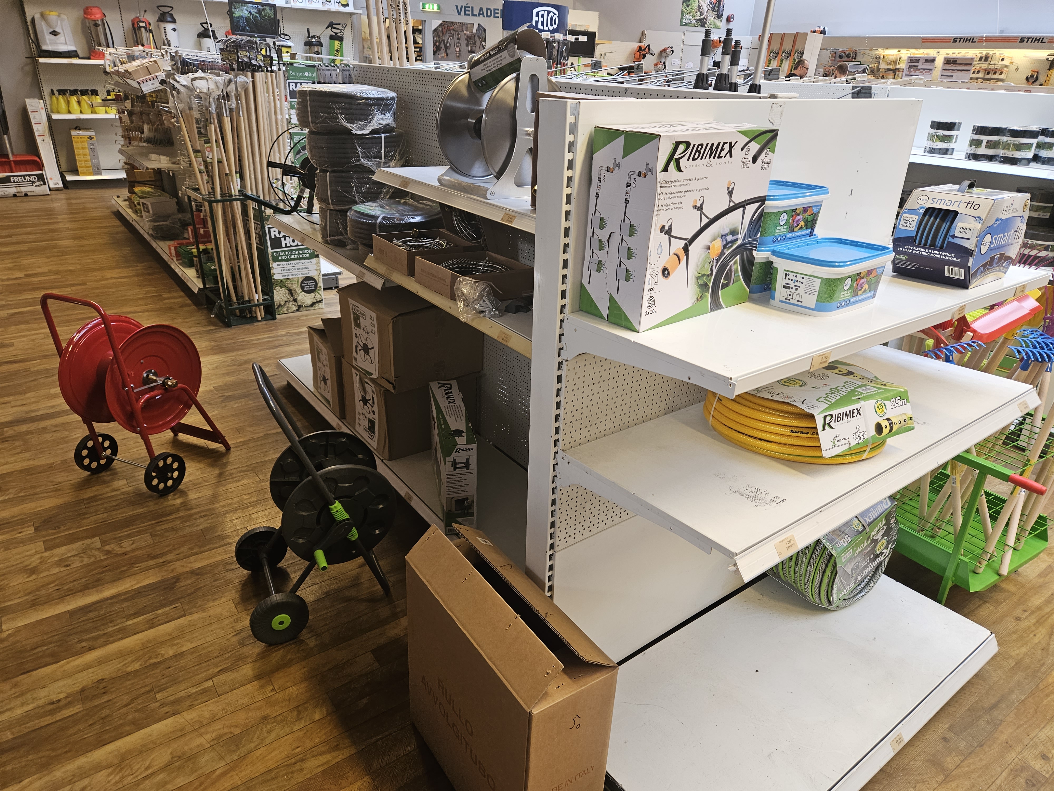 SELT / SOLD - Verslunarhillur - lagerhillur - hentugt fyrir 150 fm. 6
