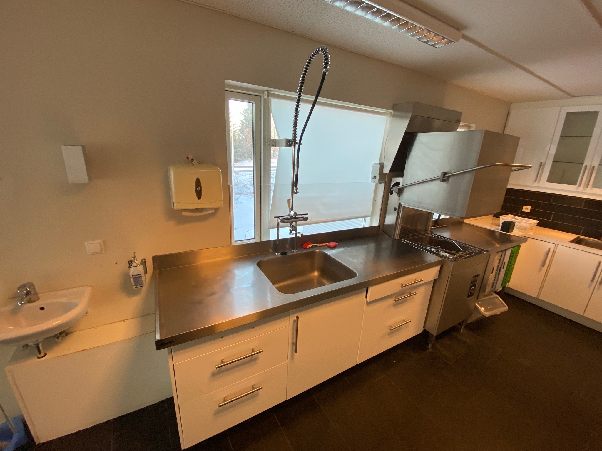 SELT / SOLD - Vandaður stálvaskur með blöndunartæki, B208