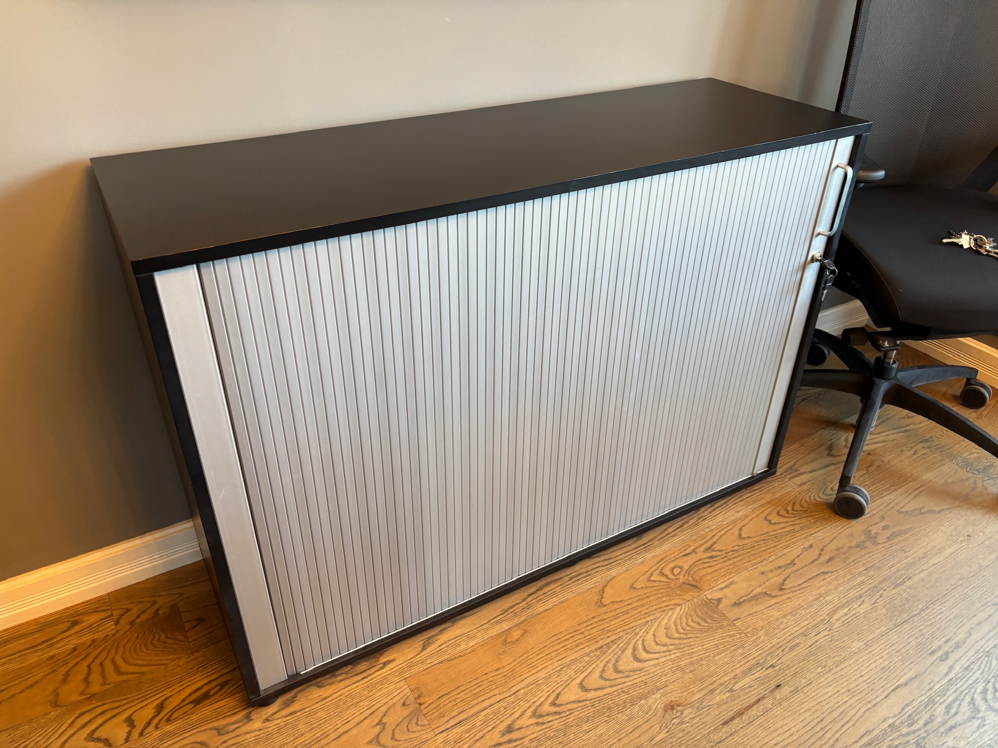 SELT / SOLD Skrifstofuskápur með rennihurð 3