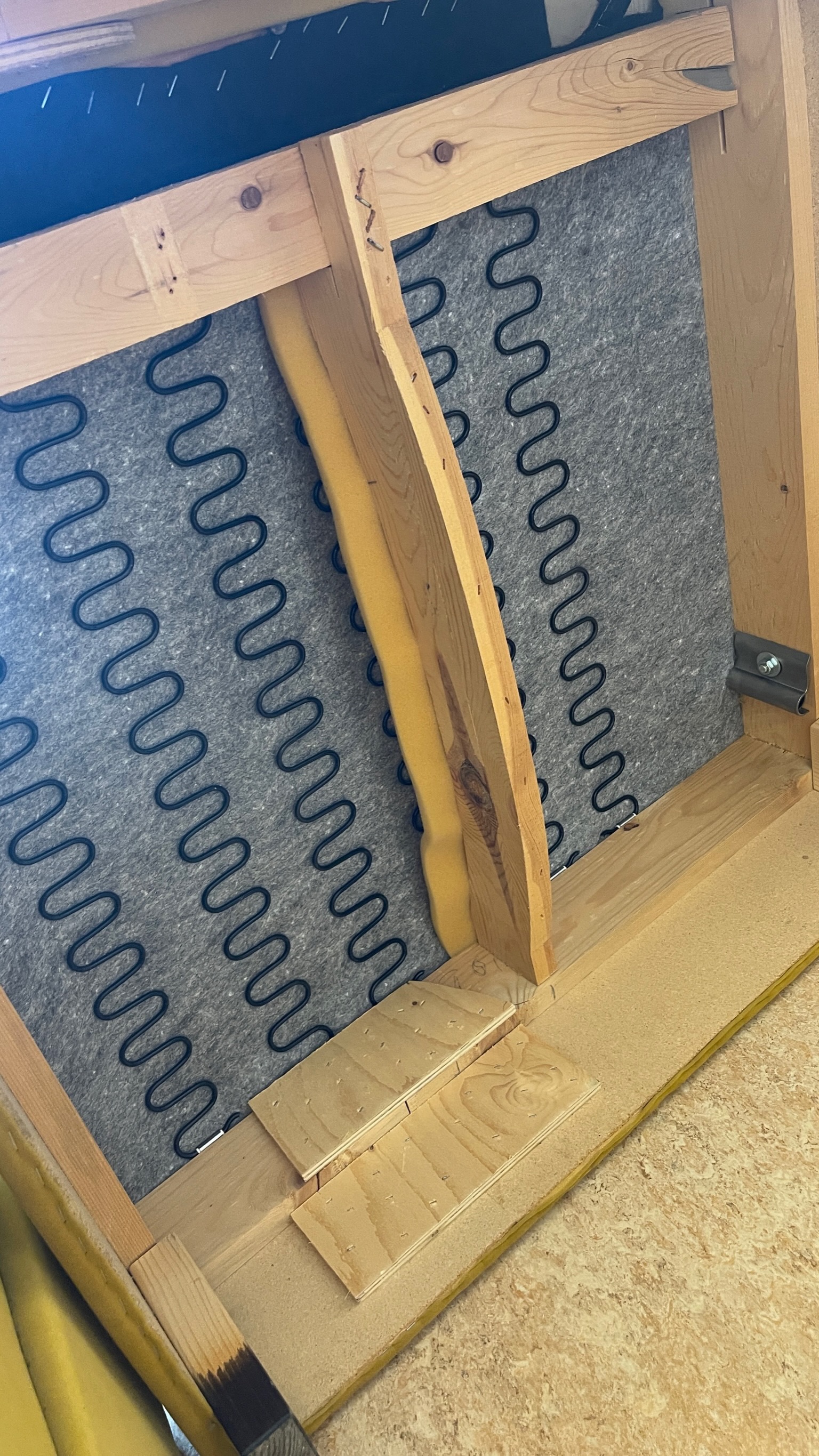 SELT / SOLD - Velvet sófi gulllitaður 3ja manna 9