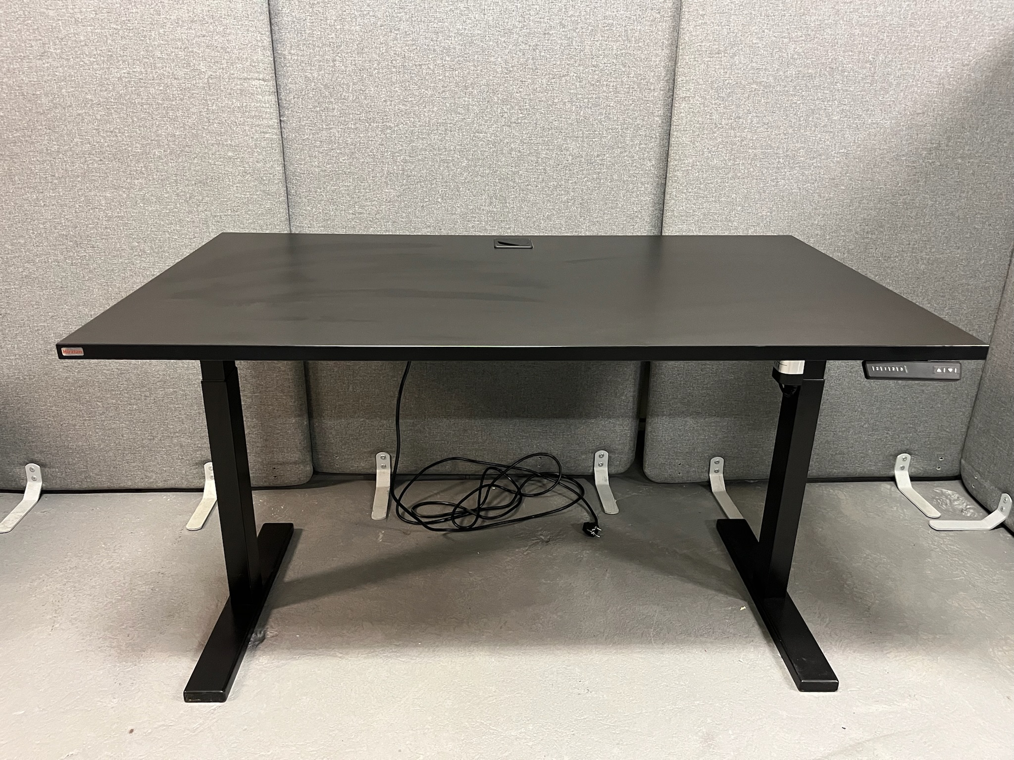 SELT / SOLD Rafmagnsborð með minnisstillingu frá Hirzlunni, B120xD80 sm.