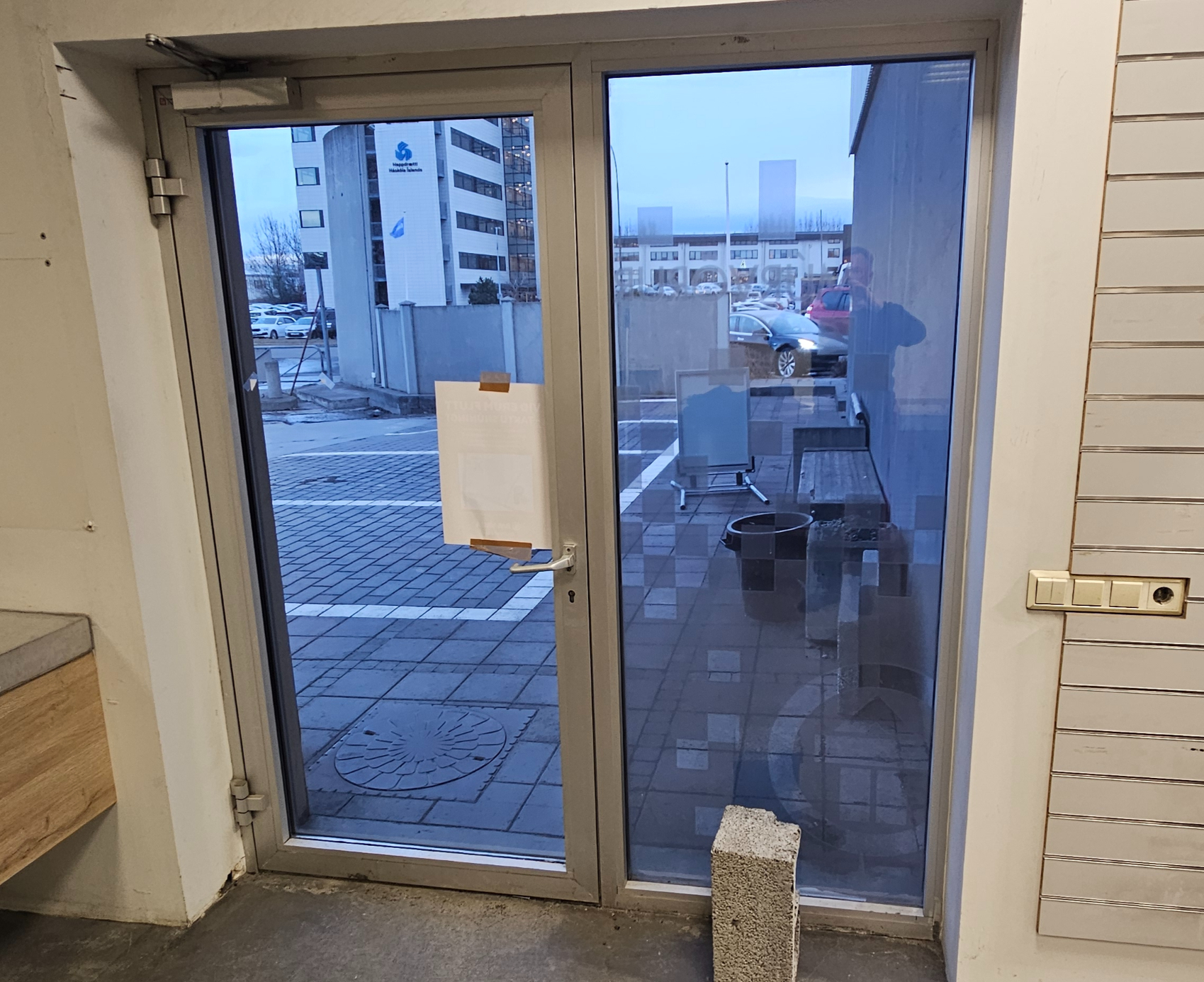 SELT / SOLD - Útihurð með pumpu f. sumarhús eða verslun 2