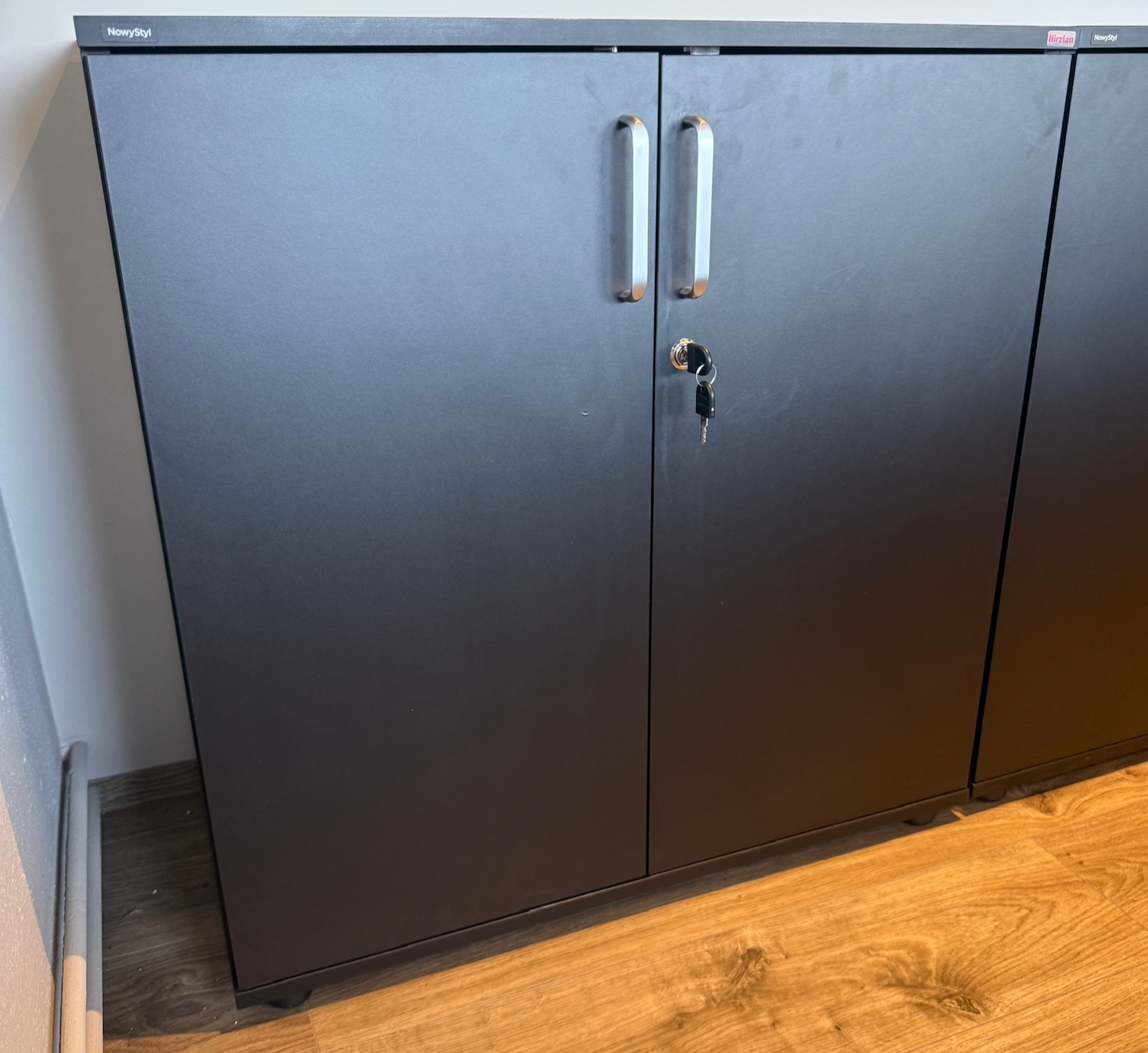 SELT / SOLD NowyStyl skápur frá Hirzlunni, B80sm.