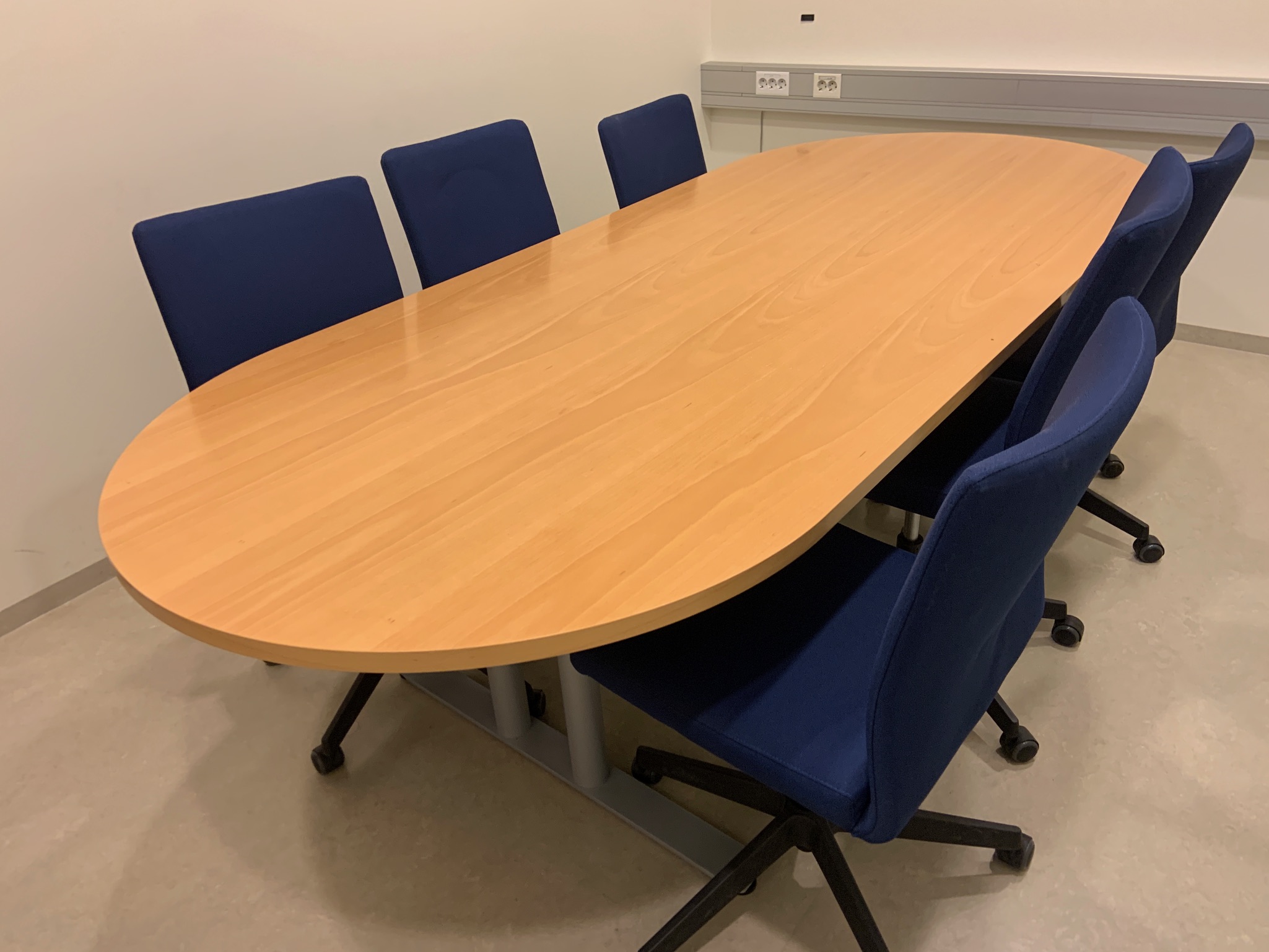 Selt/Endurnýtt-Fundarborð 8 manna eik frá Á. Guðmundssyni