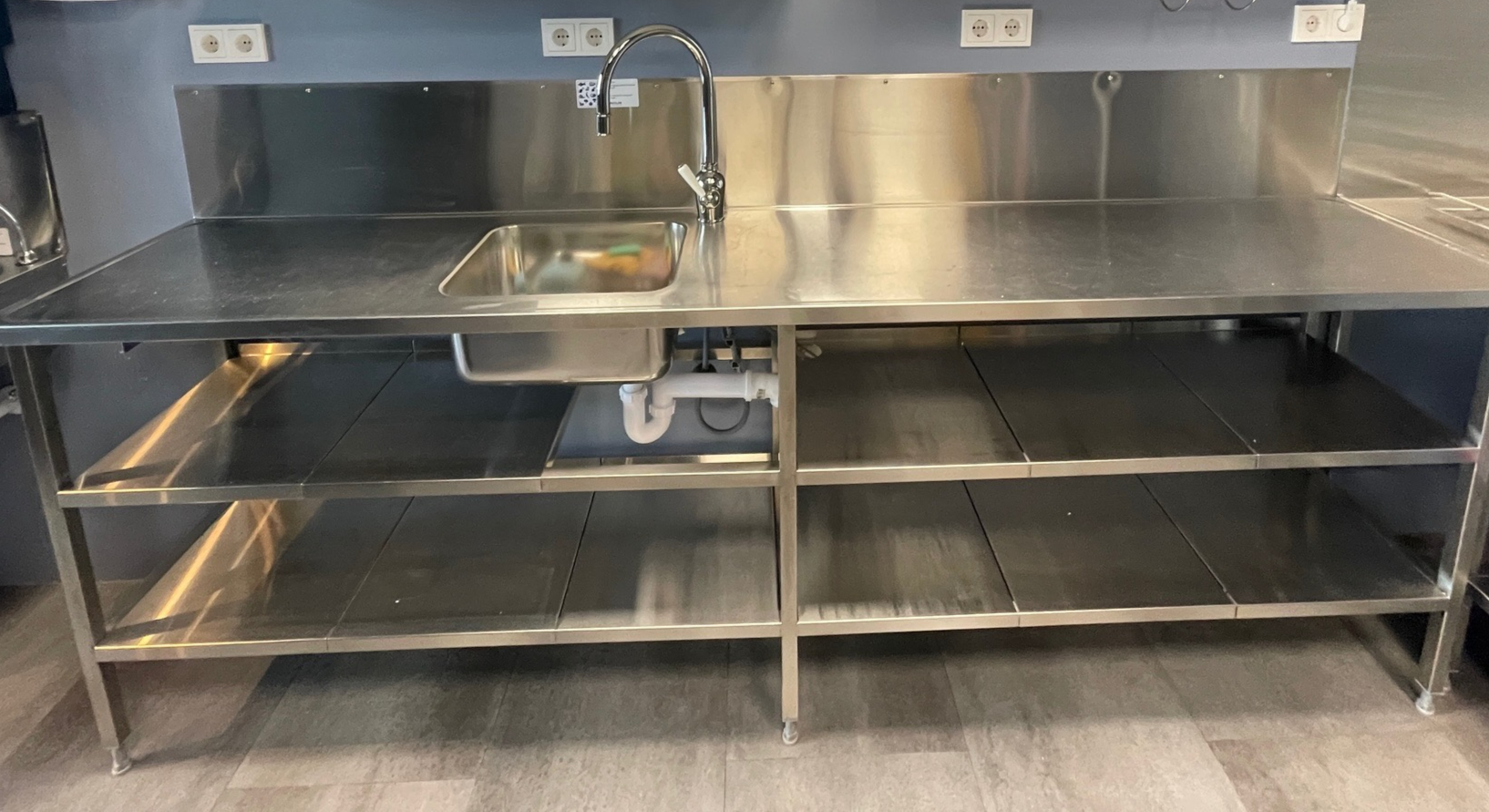 SELT / SOLD Nýlegt Fastus ryðfrítt stálborð með vaski, kant og blöndunartæki.