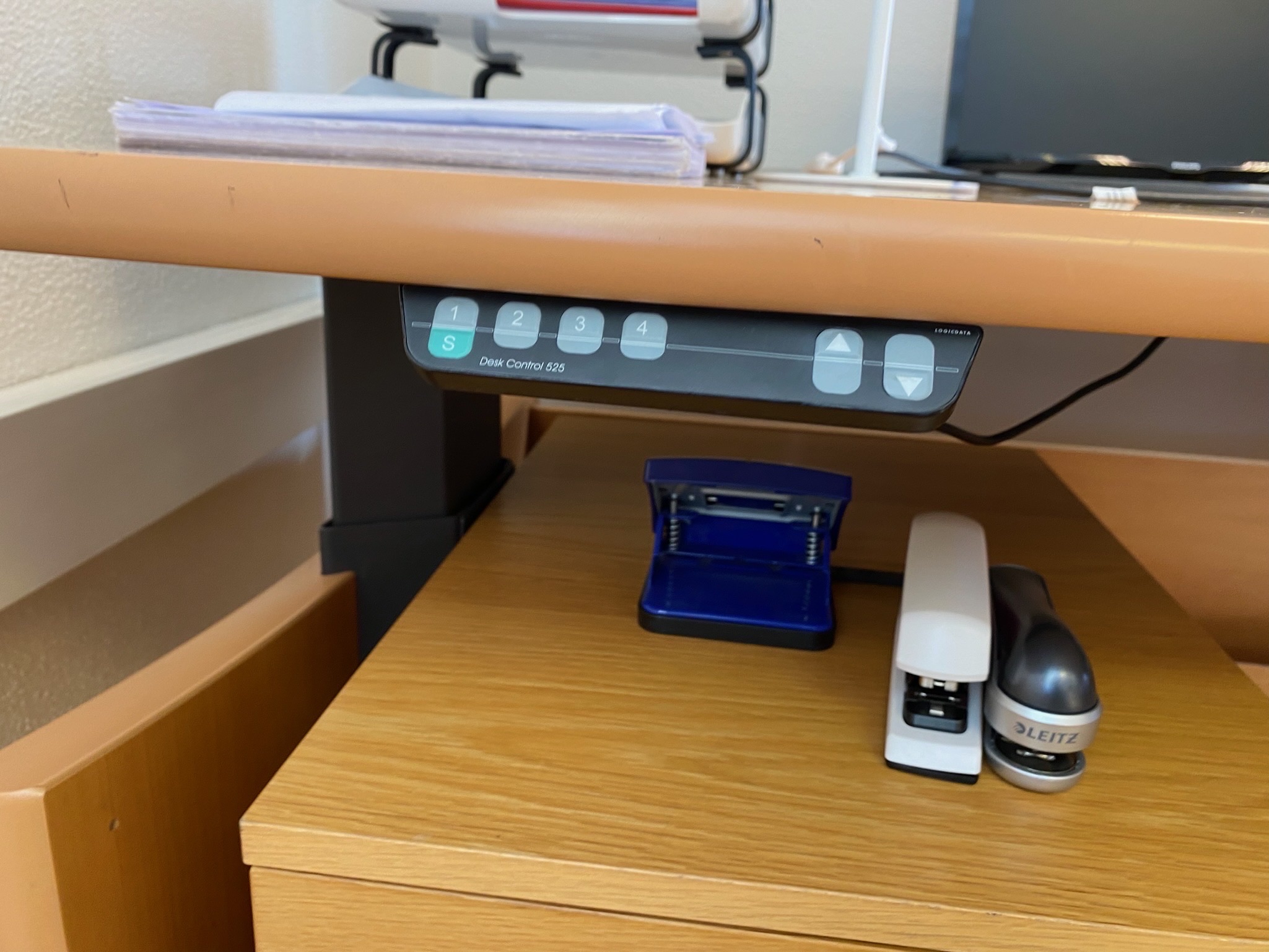 SELT / SOLD Hornrafmagnsborð - L230 x B180 sm - Alþingi 12