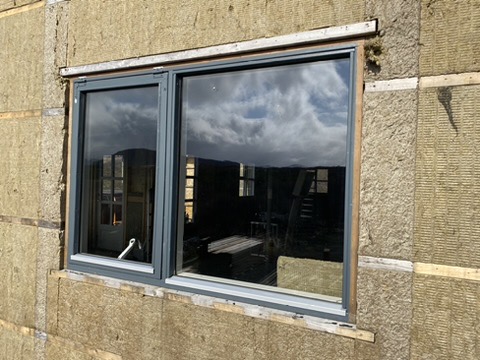SELT / SOLD - Vandaður gluggi(nr. 1) með opnanlegu fagi, B160 x H108 sm.