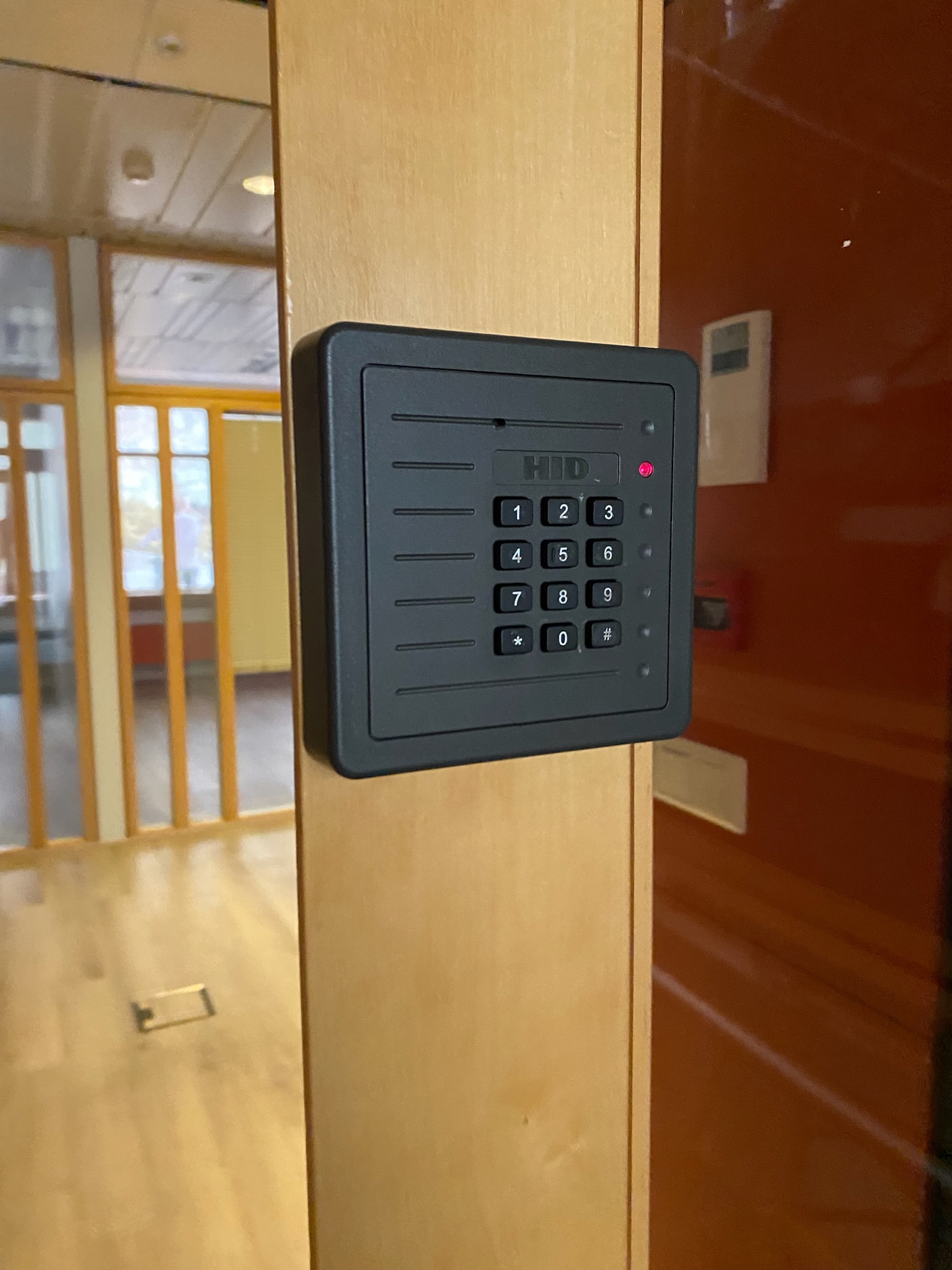 SELT / SOLD Tvöföld viðarhurð með gleri og læsingu (2 stk.) 7