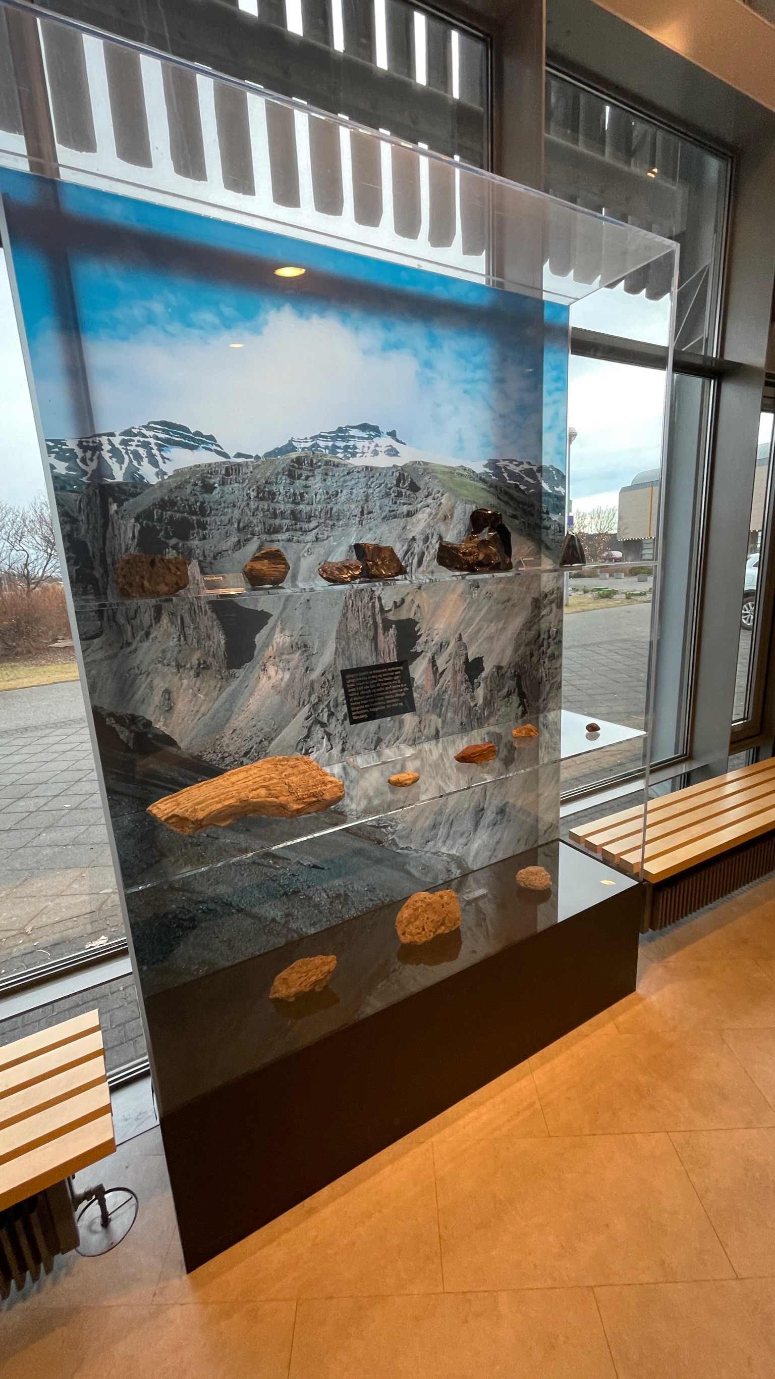 SELT / SOLD - Sýningarskápur / plexiskápur 240x150 - sérsmíði 6