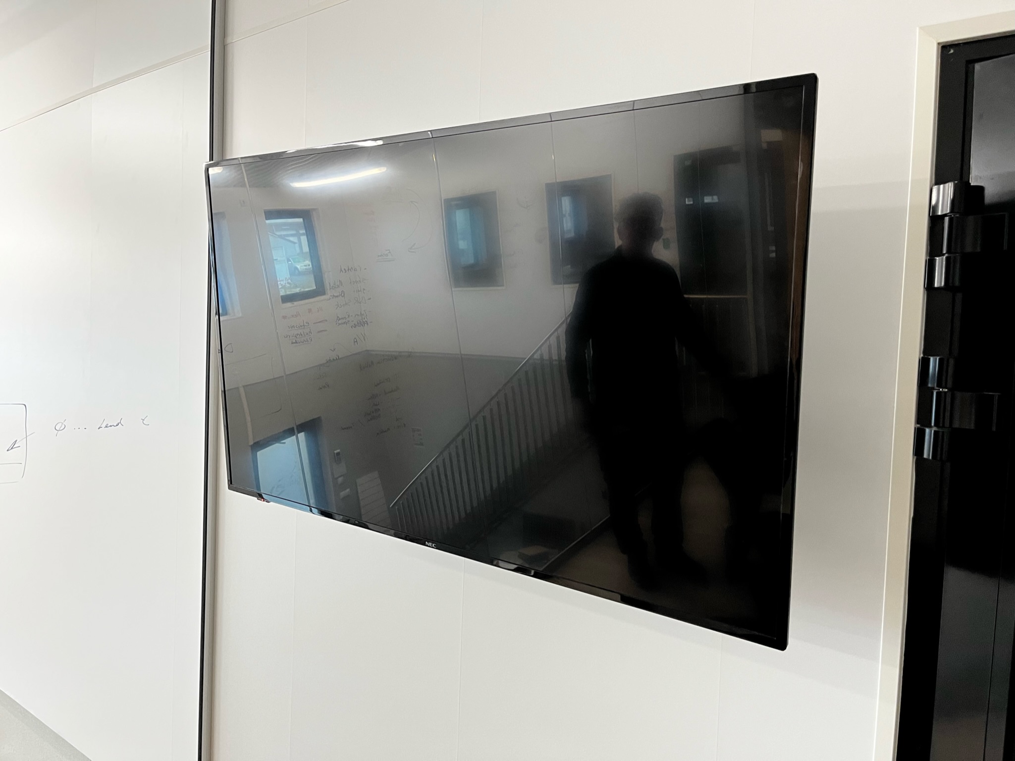 SELT / SOLD NEC upplýsingaskjár - 55'' með veggfestingu