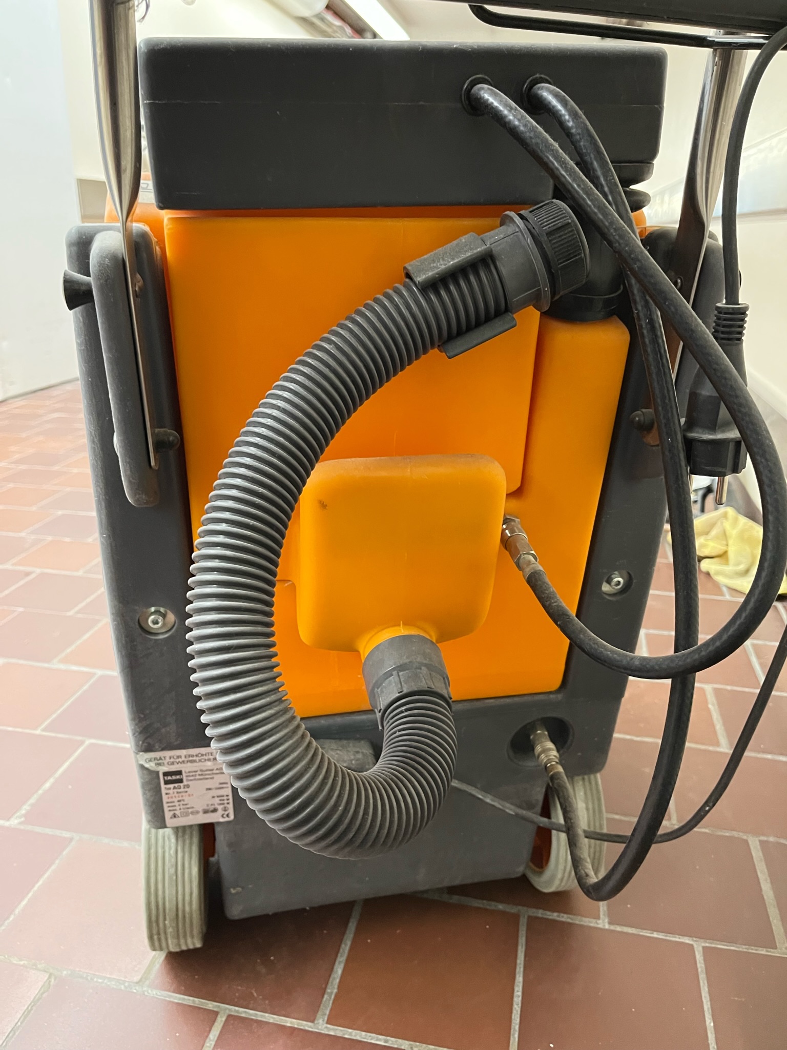 SELT / SOLD Taski AQ 20 skúringarvagn 7