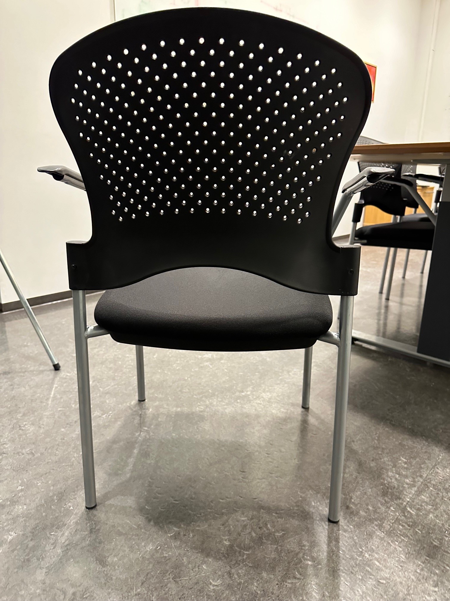 SELT / SOLD Vandaðir fundarstólar, staflanlegir 3