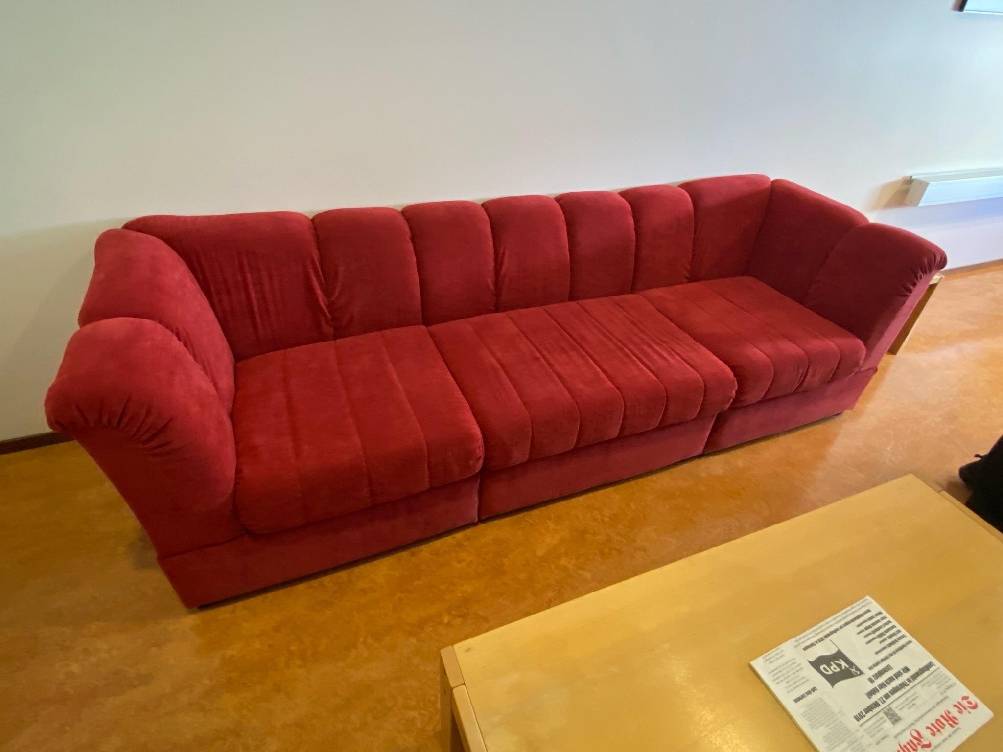 SELT / SOLD Velvet sófi rauður 3ja manna