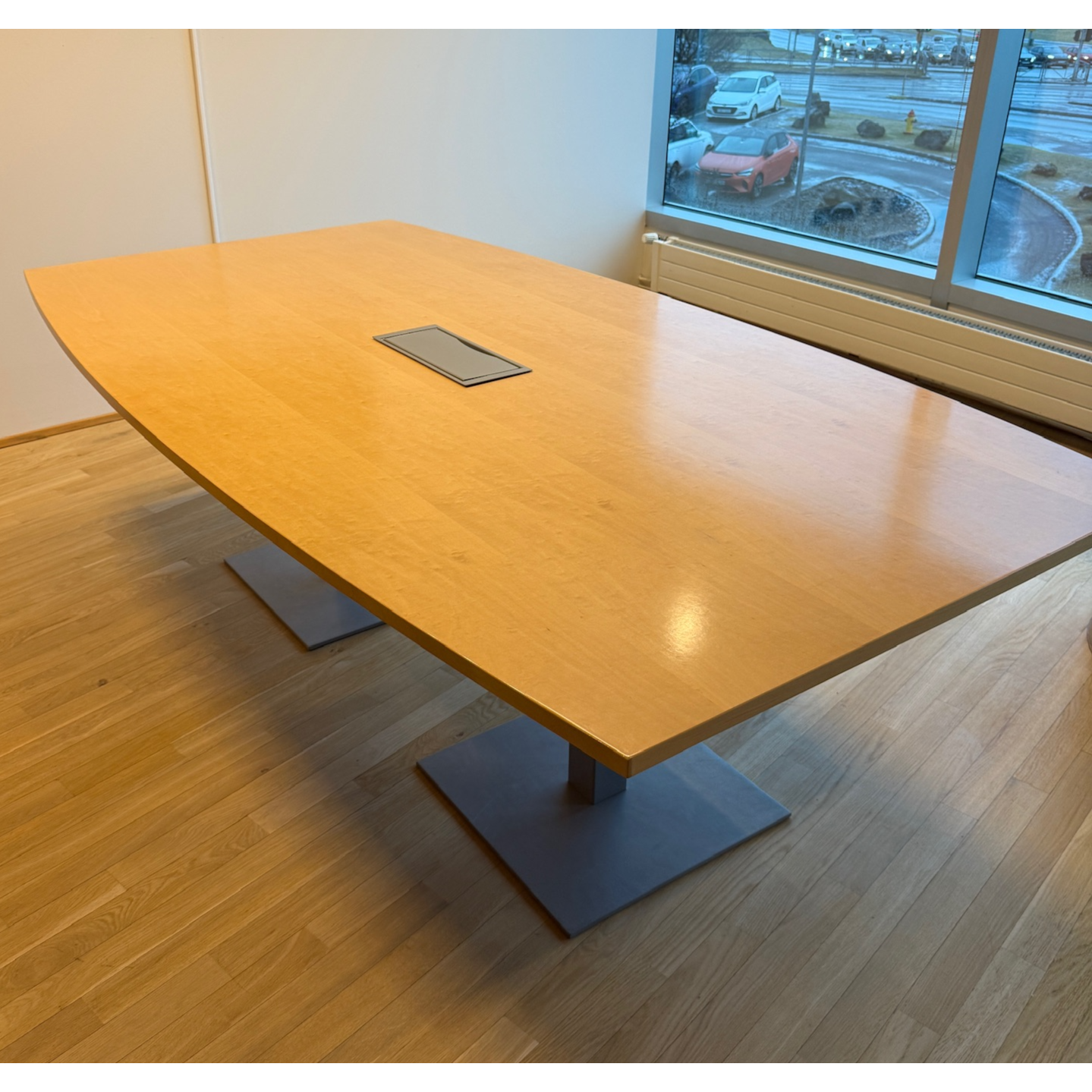 SELT / SOLD Fundarborð með innbyggðu fjöltengi, 6-8 manna, L220xB120sm.