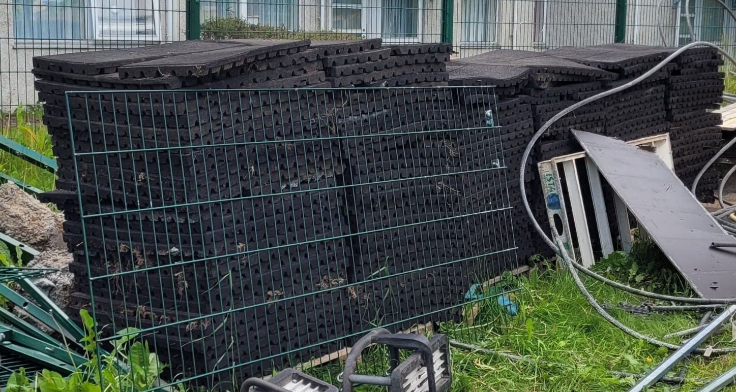SELT / SOLD - Gúmmímottur - fallvarnarefni - 140 fm.