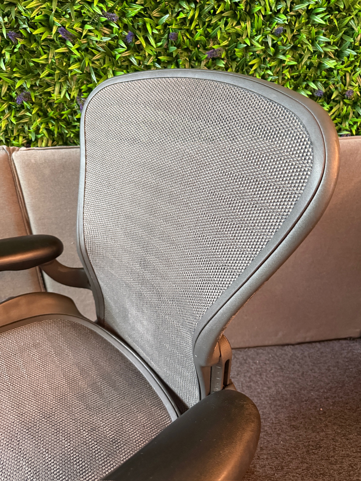 SELT / SOLD - Herman Miller Aeron með séráklæði, B stærð 4