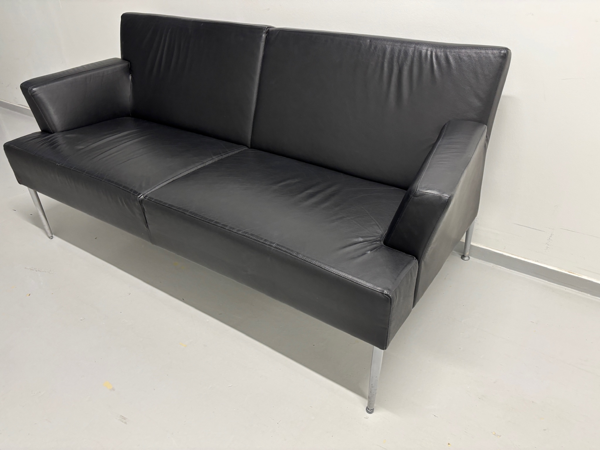 SELT / SOLD Kinnarps leðursófi frá Pennanum 5