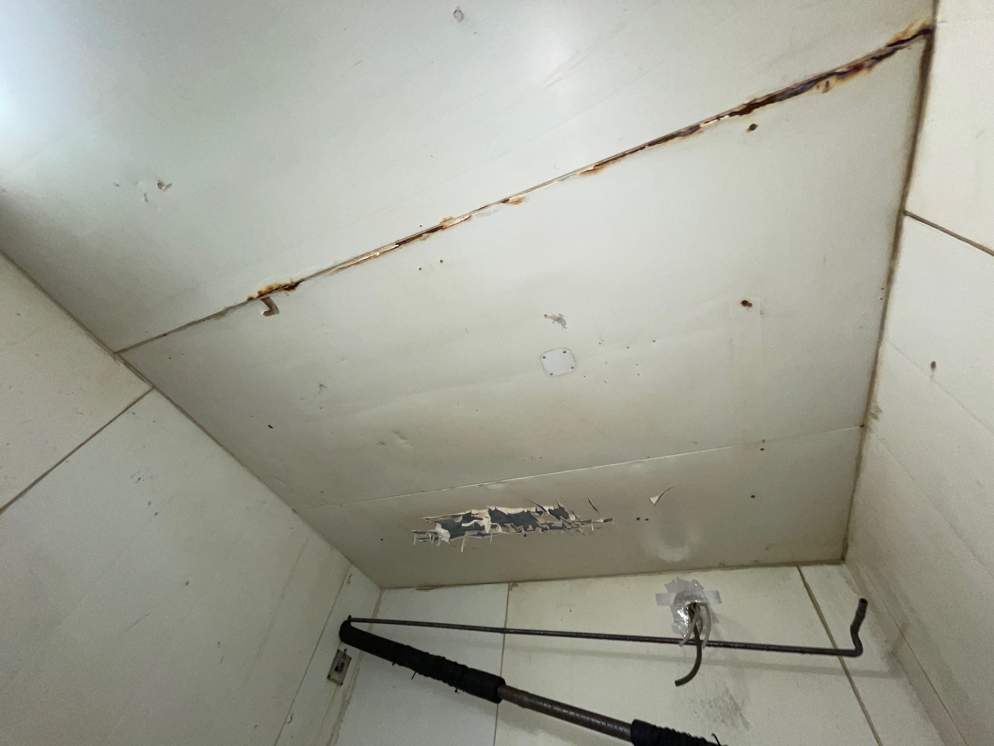 SELT / SOLD - Frystiklefi 11 fm - manngengur - B484x D240x H310 9