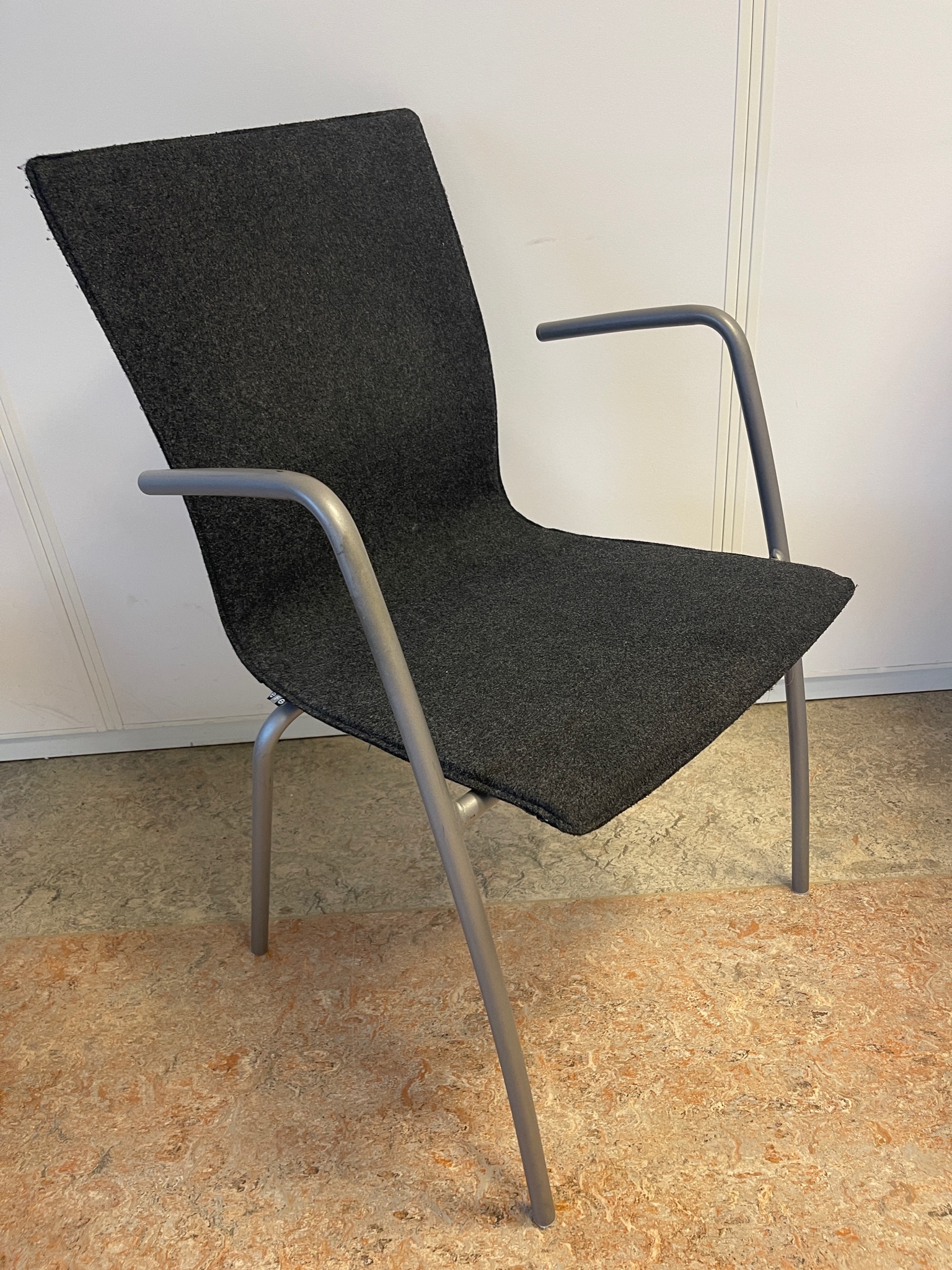 SELT / SOLD EFE fundarstólar taustólar dökkgráir