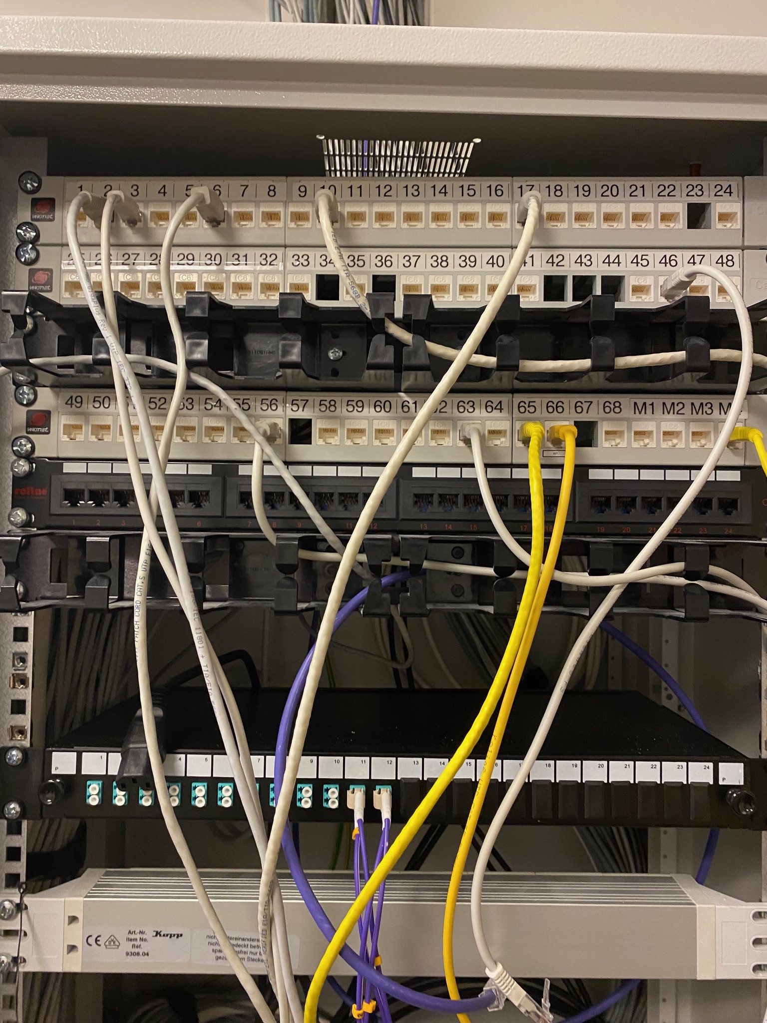 SELT / SOLD Tölvuskápur - serverskápur ásamt APC Smart-UPS 10