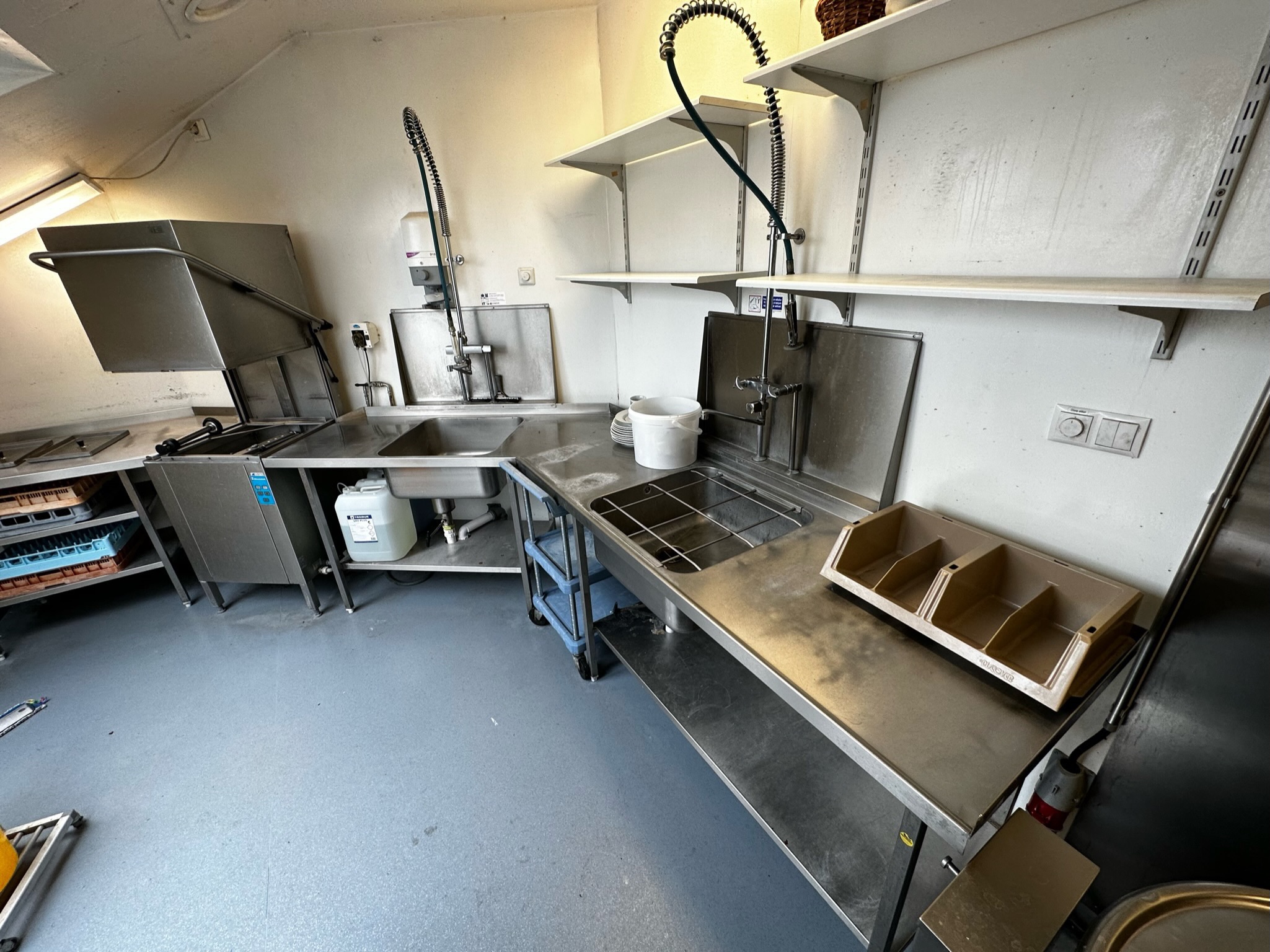 SELT / SOLD Stálborð m. 2 blöndunartækjum