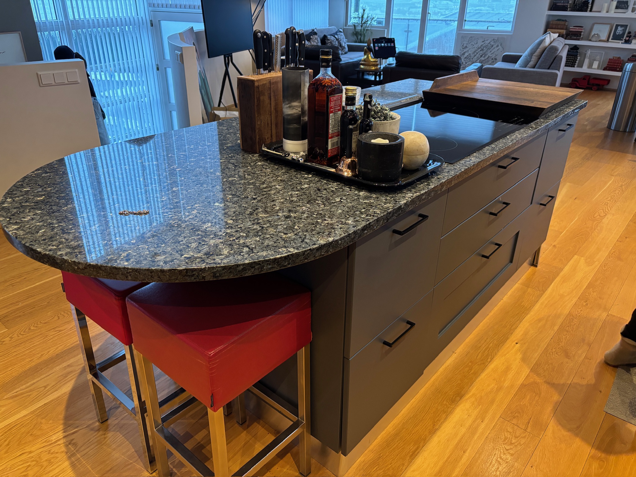 SELT / SOLD Eldhúsinnréttingmeð eyju, granítborðplötur - L613 x H216 x D60 7