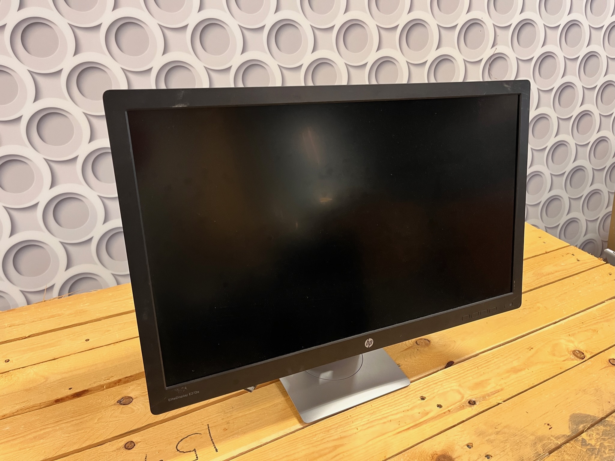 SELT / SOLD HP tölvuskjár m. HDMI tengi 2