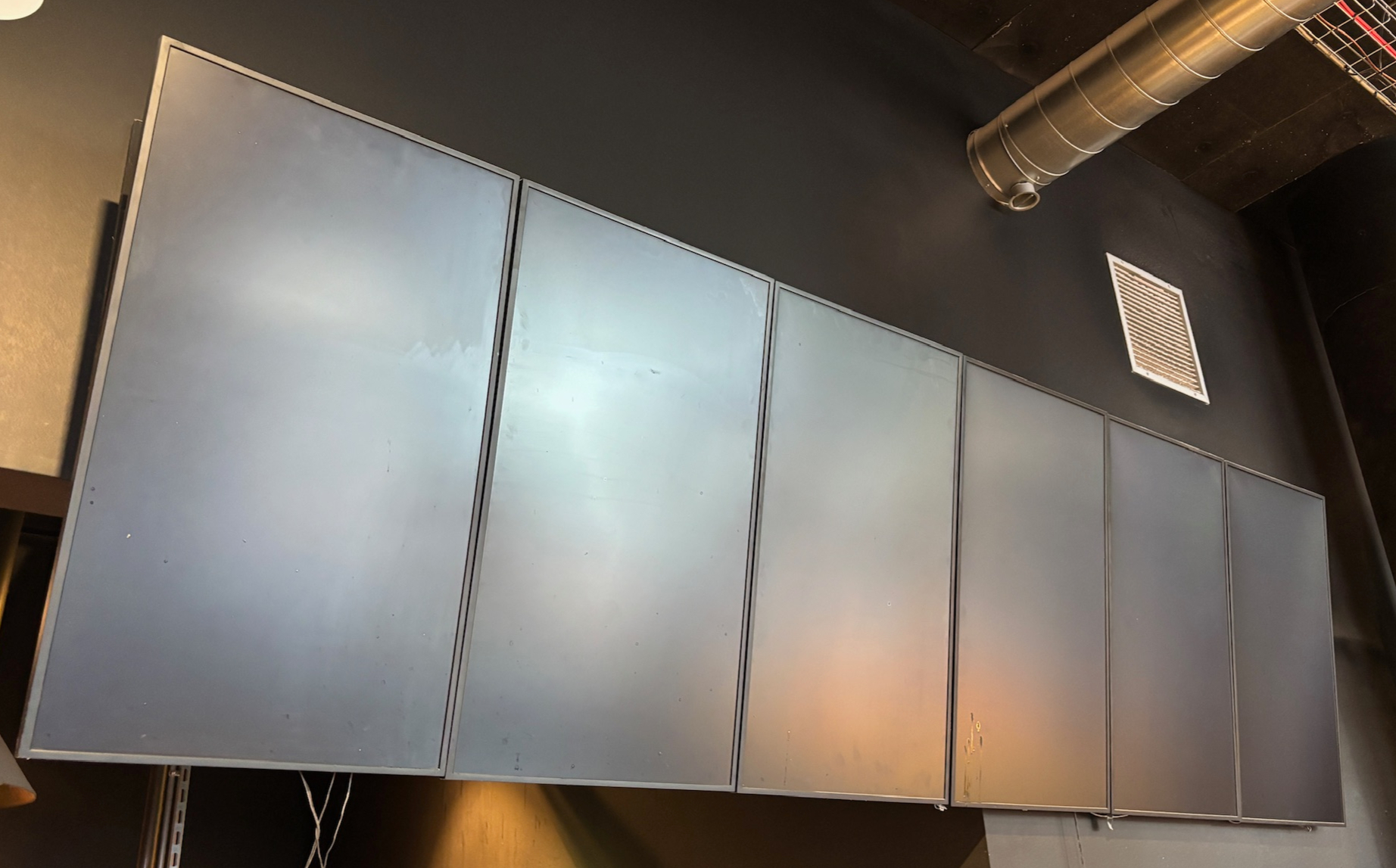 SELT / SOLD Samsung upplýsingaskjár, 43'' 4K, 24/7 veggfestin, BrightSign XD234 4