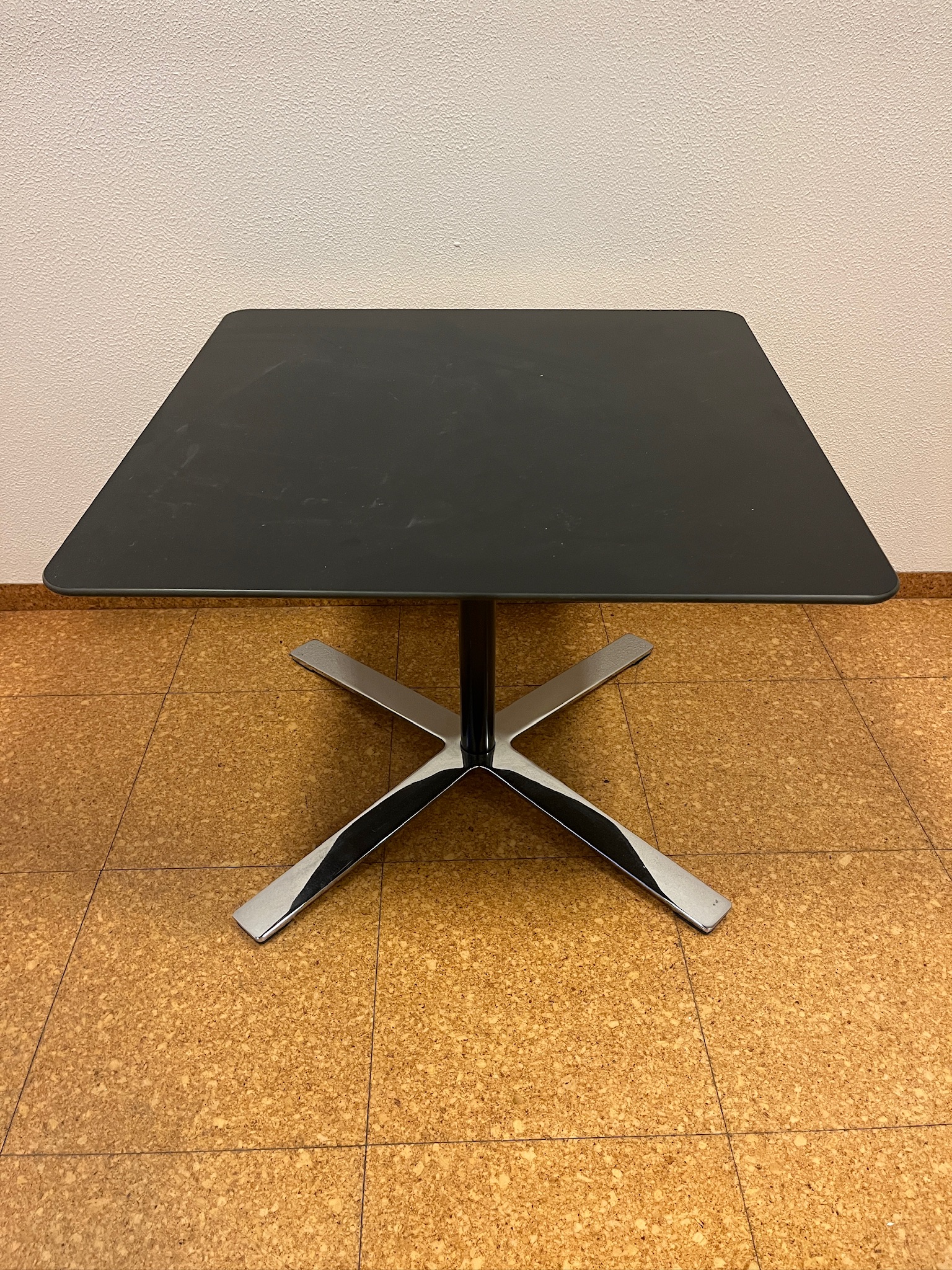 SELT / SOLD Wilkhahn kaffiborð / lágborð, B60 x D60 x H45 sm. (2 stk.)