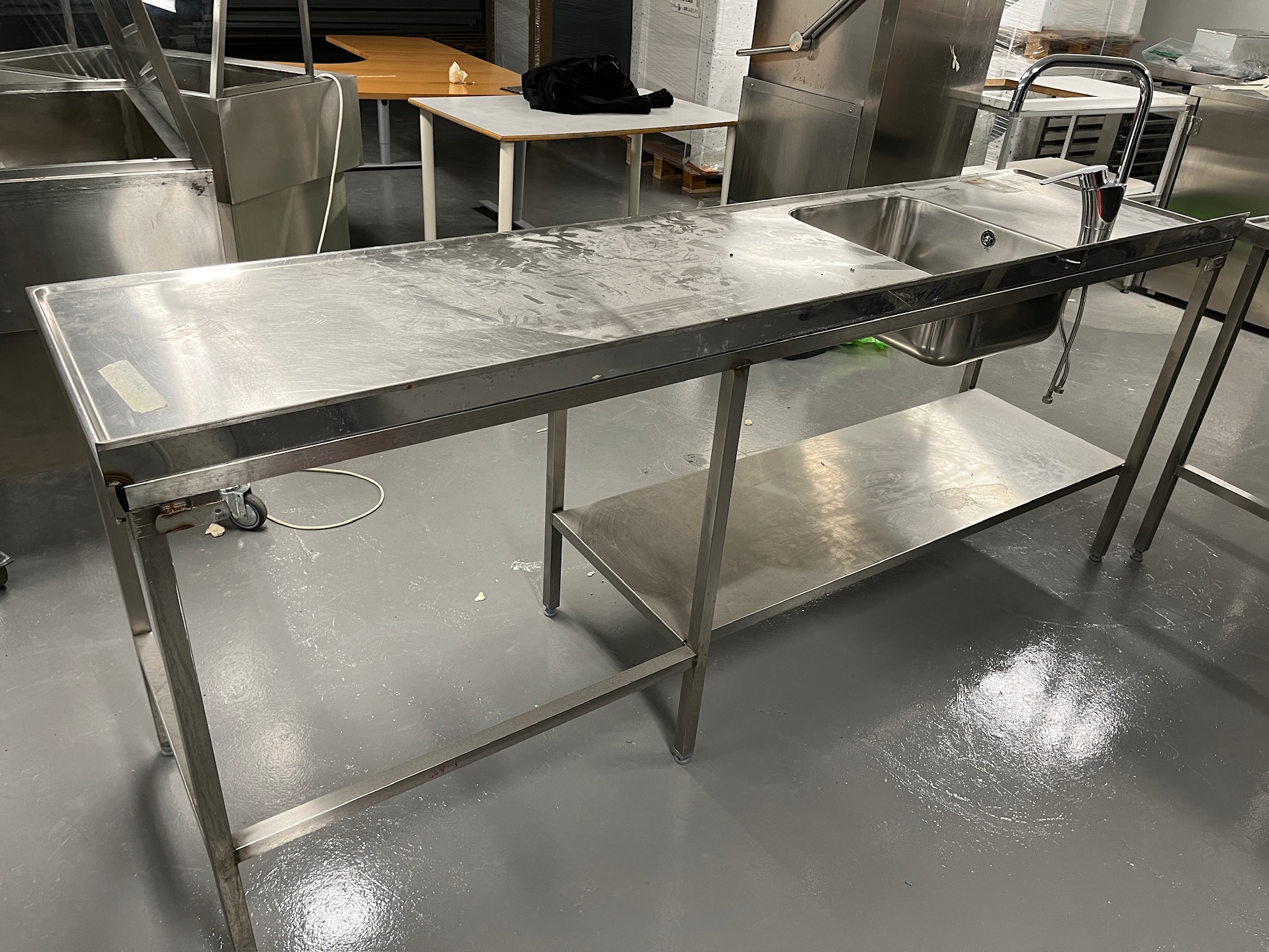 SELT / SOLD - Stálvaskur með blöndunartæki - B230 x D60 sm. 3