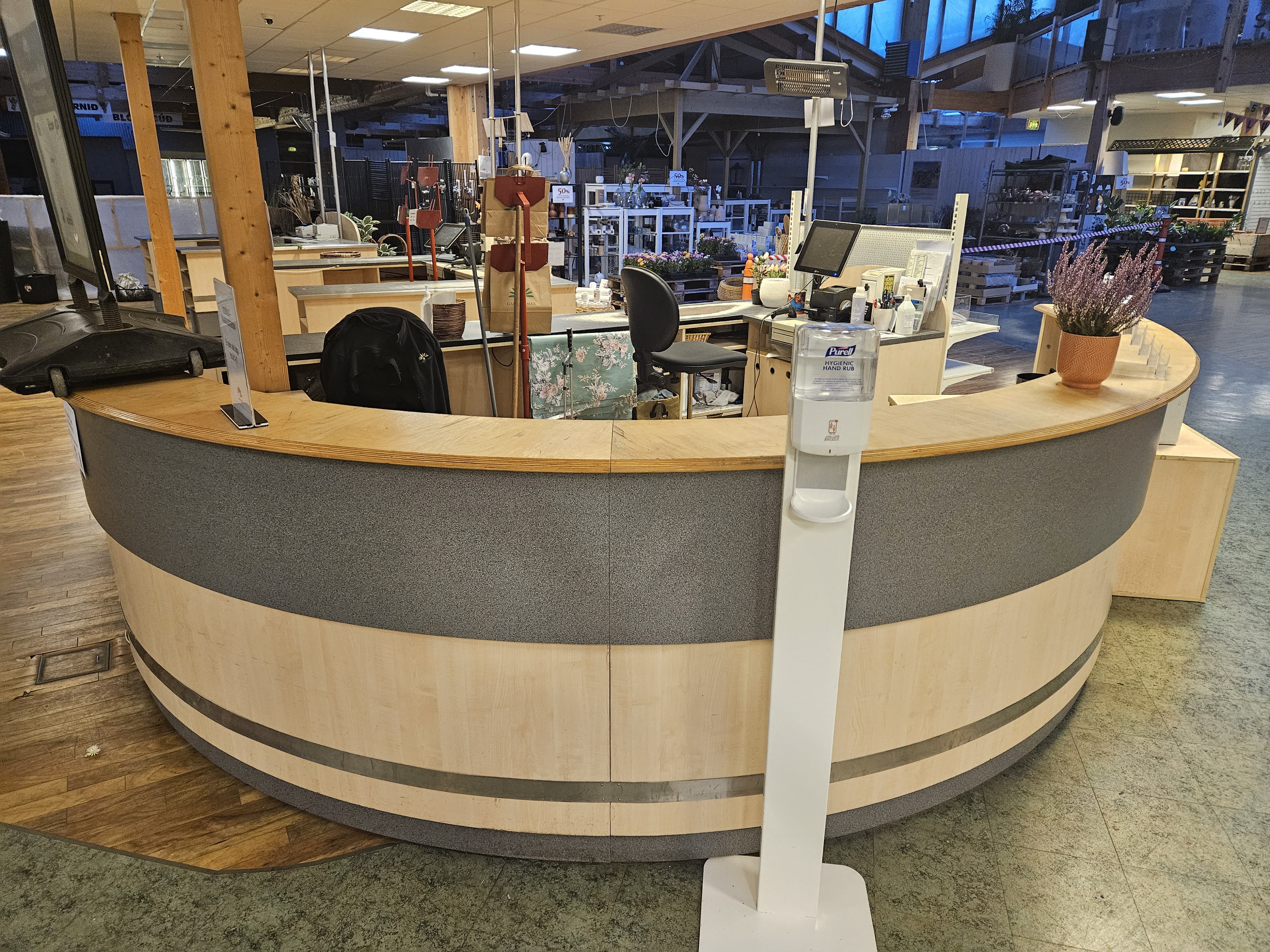 SELT / SOLD - Móttökuborð - búðarborð - verslunarborð 4 metrar