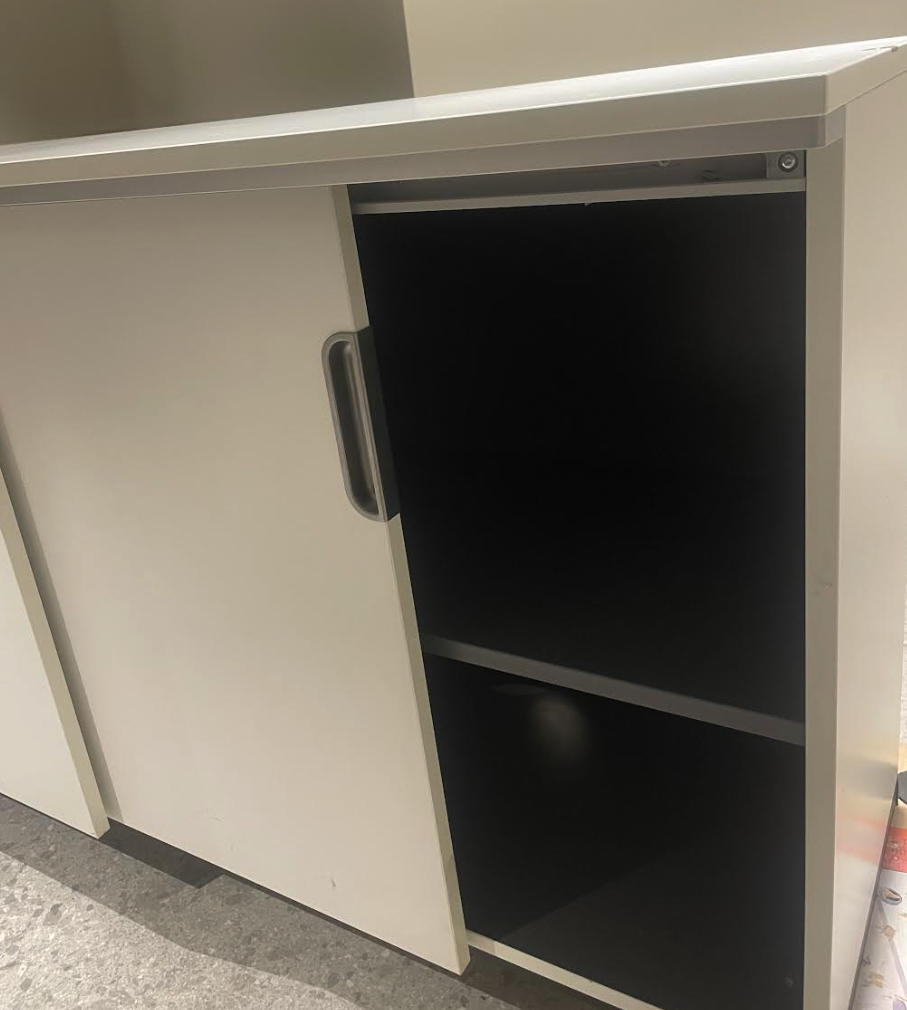 SELT/SOLD IKEA skenkur með rennihurðum og læsingu 2
