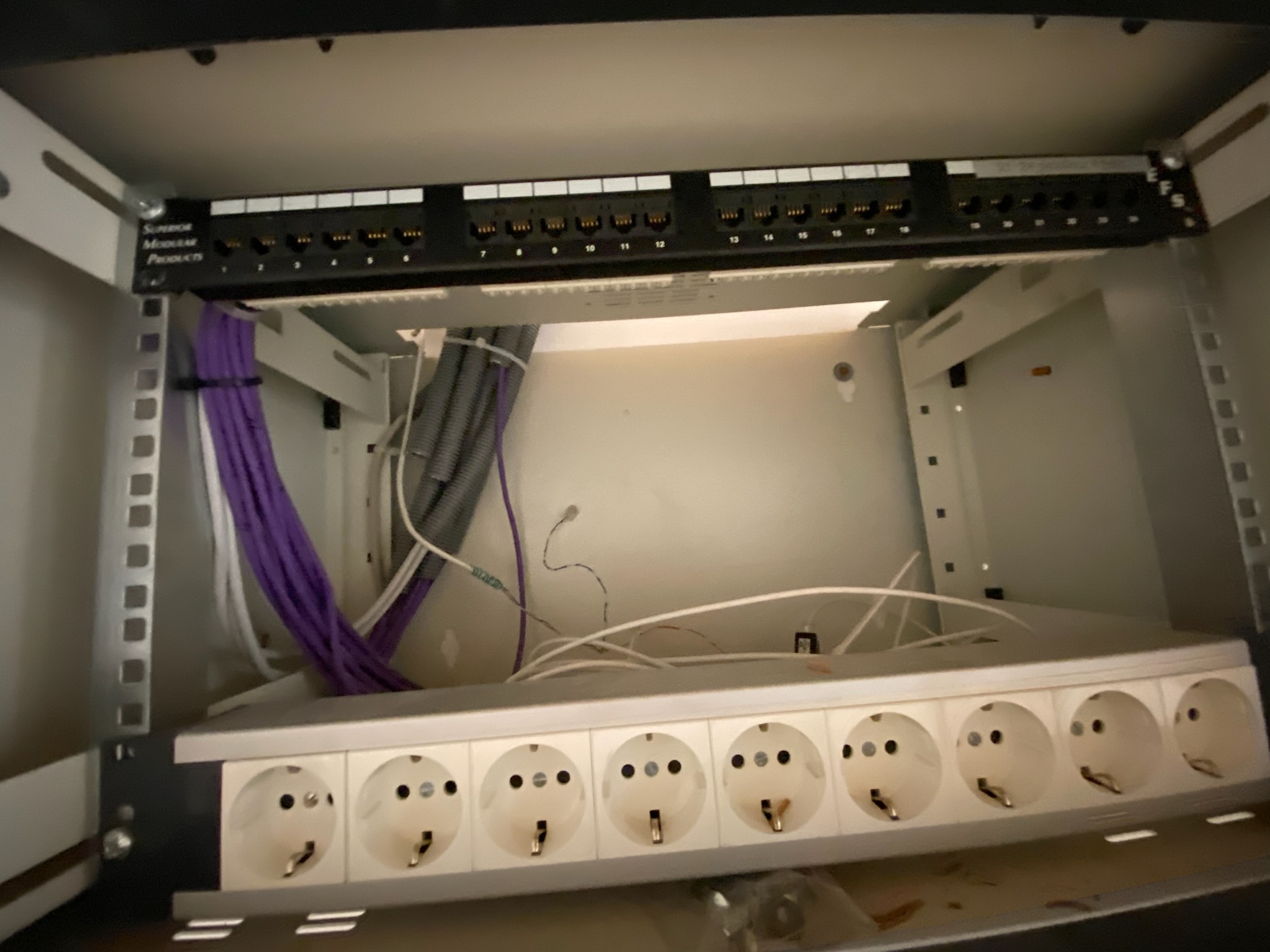 SELT / SOLD Tölvuskápur / serverskápur 3