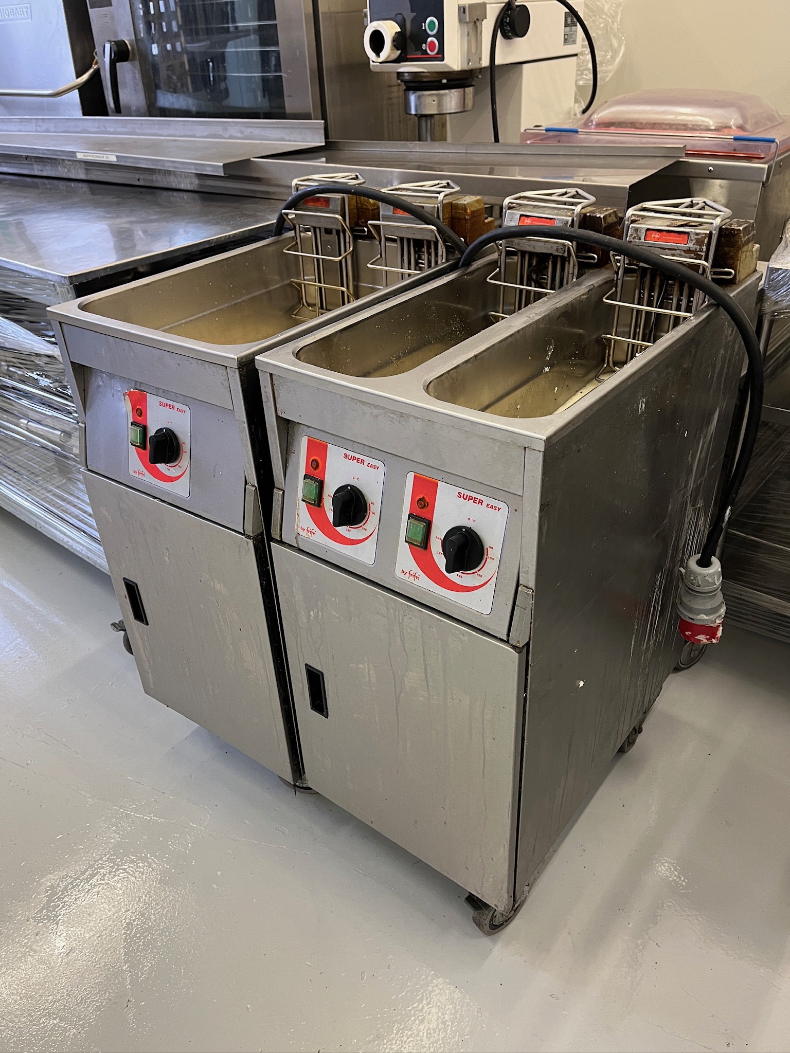 SELT / SOLD Tvöfaldur djúpsteikingarpottur á hjólum, H90 x D62 x B40 sm.