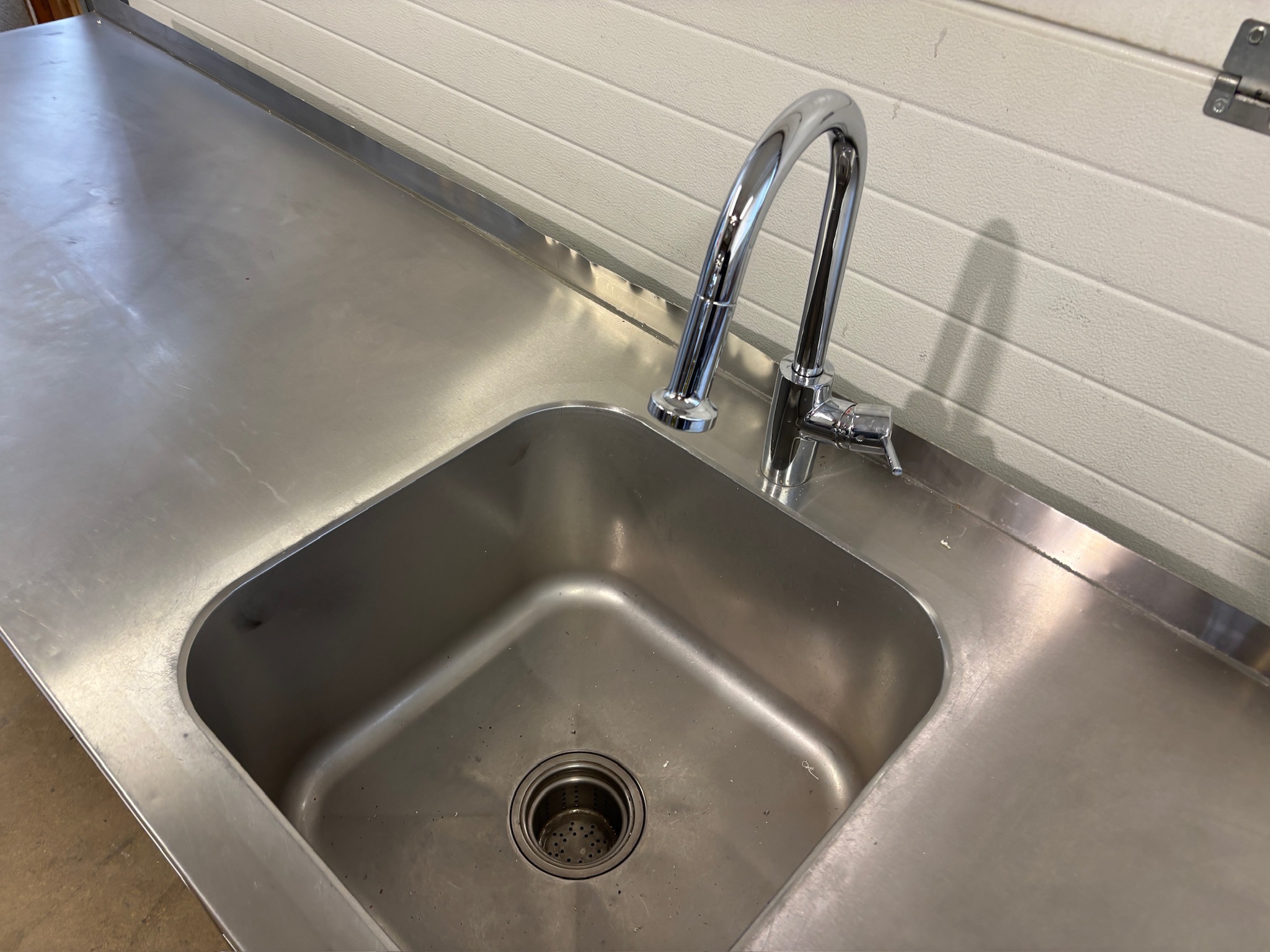 SELT / SOLD Vitrum stálborð m/vaski, blöndunartæki,skáp og kant B250xD70xH92sm. 6