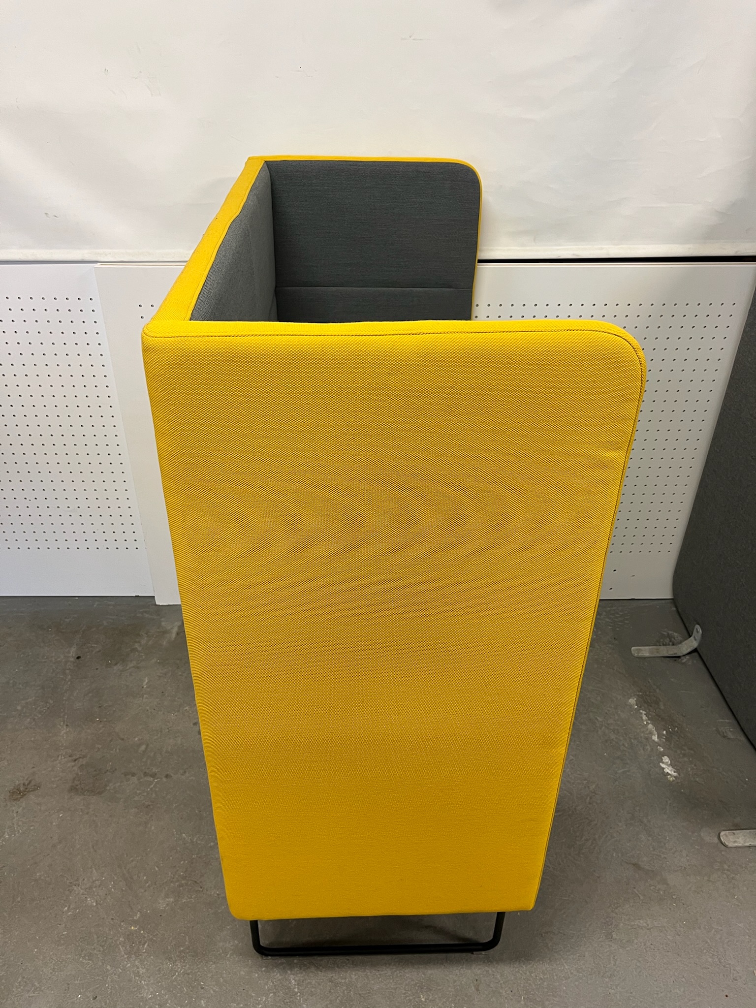 SELT / SOLD EFG næðissófi frá A4, B124xD57xH140sm. 4