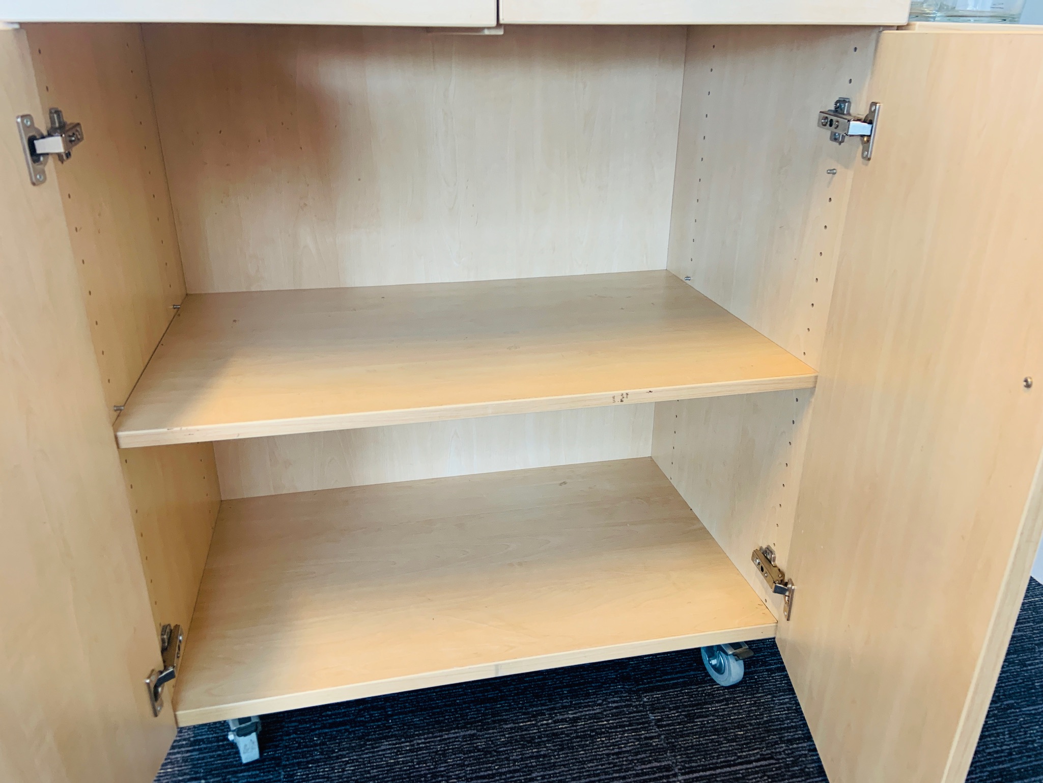 SELT / SOLD Fráleggsborð og skápur 9