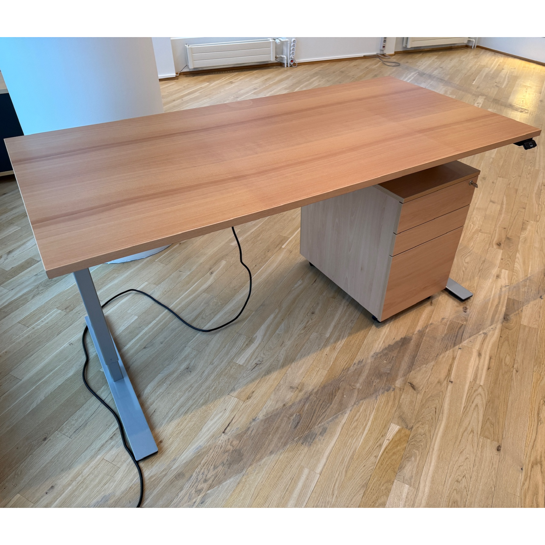 SELT / SOLD Dencon rafmagnsborð frá Pennanum, B160xD80sm.